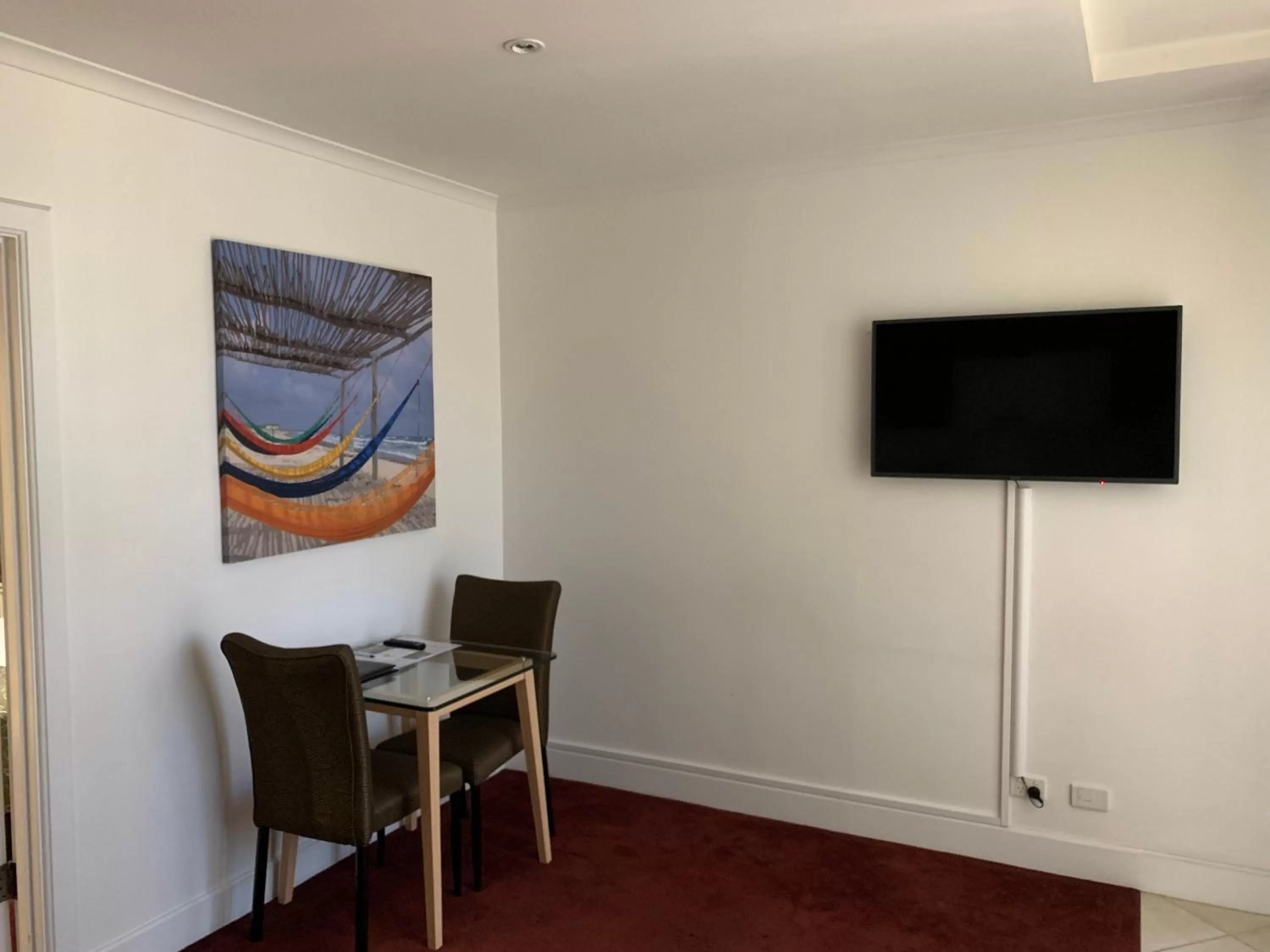 TV and multimedia in Ensenada Motor Inn and Suites