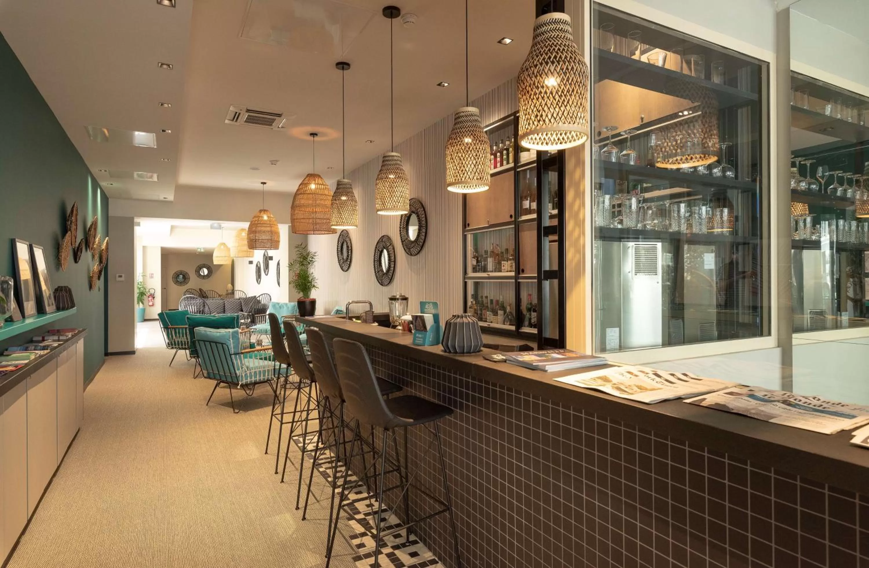 Lounge or bar in Best Western Plus Hôtel La Joliette