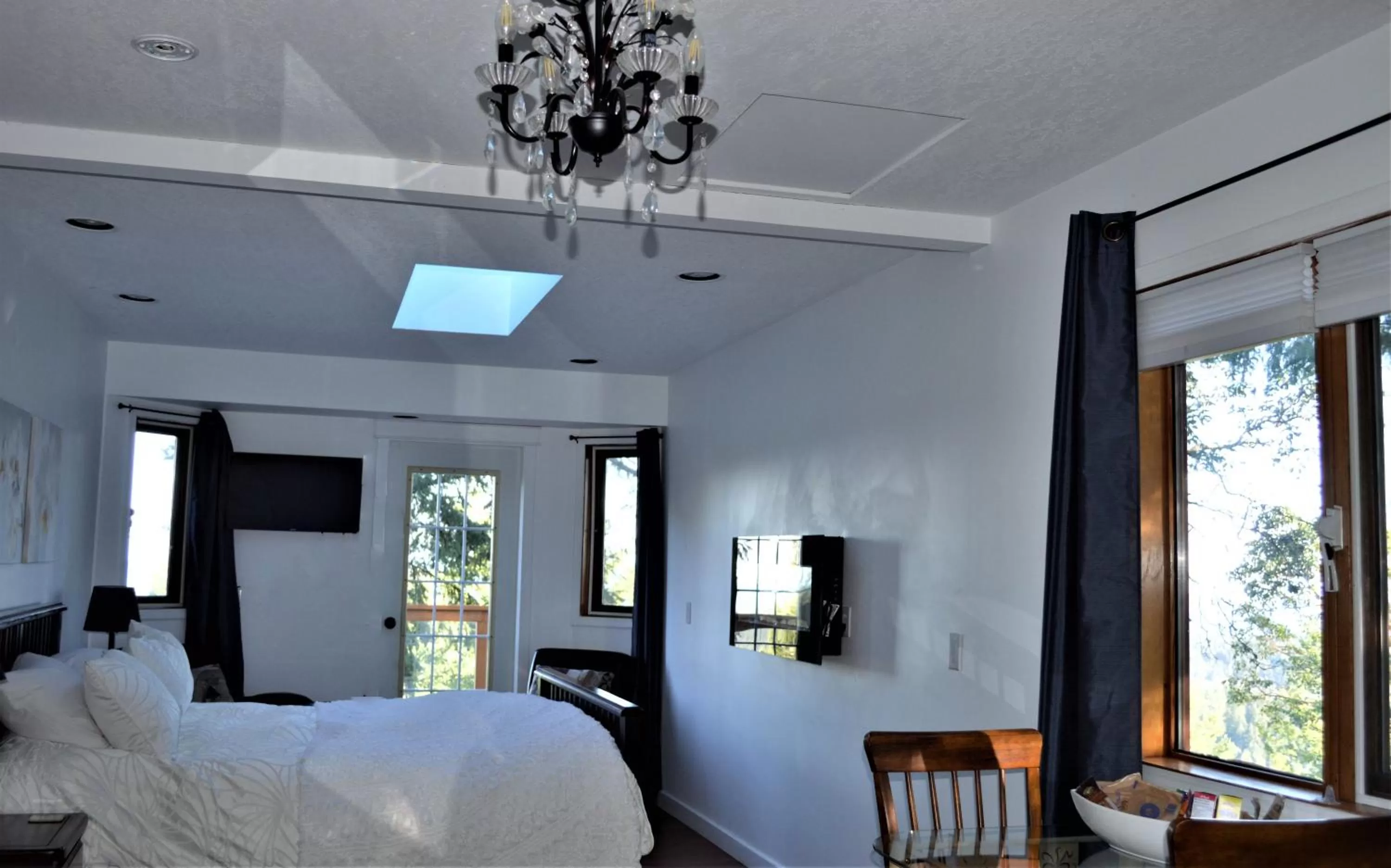 Photo of the whole room, Bed in Armand Heights