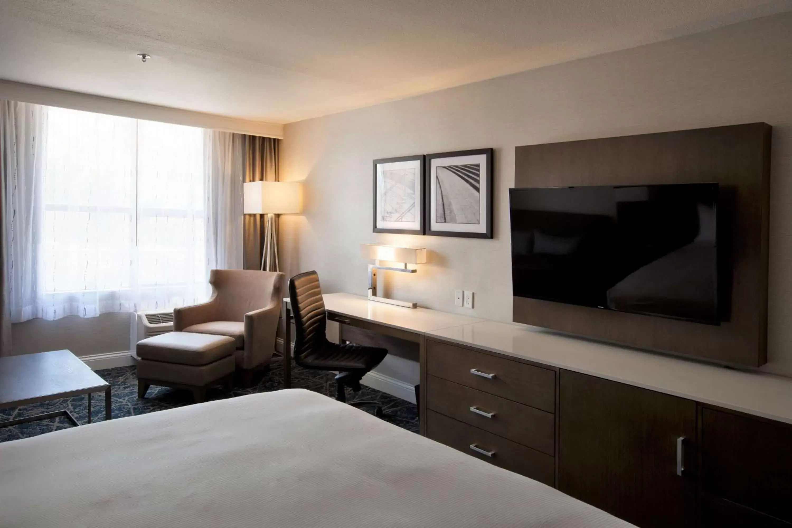 King Room with Roll-In Shower and Sofa Bed - Mobility/Hearing Accessible Non-Smoking in Doubletree By Hilton Pomona King Room with Roll-In Shower and Sofa Bed - Mobility/Hearing Accessible Non-Smoking in Doubletree By Hilton Pomona