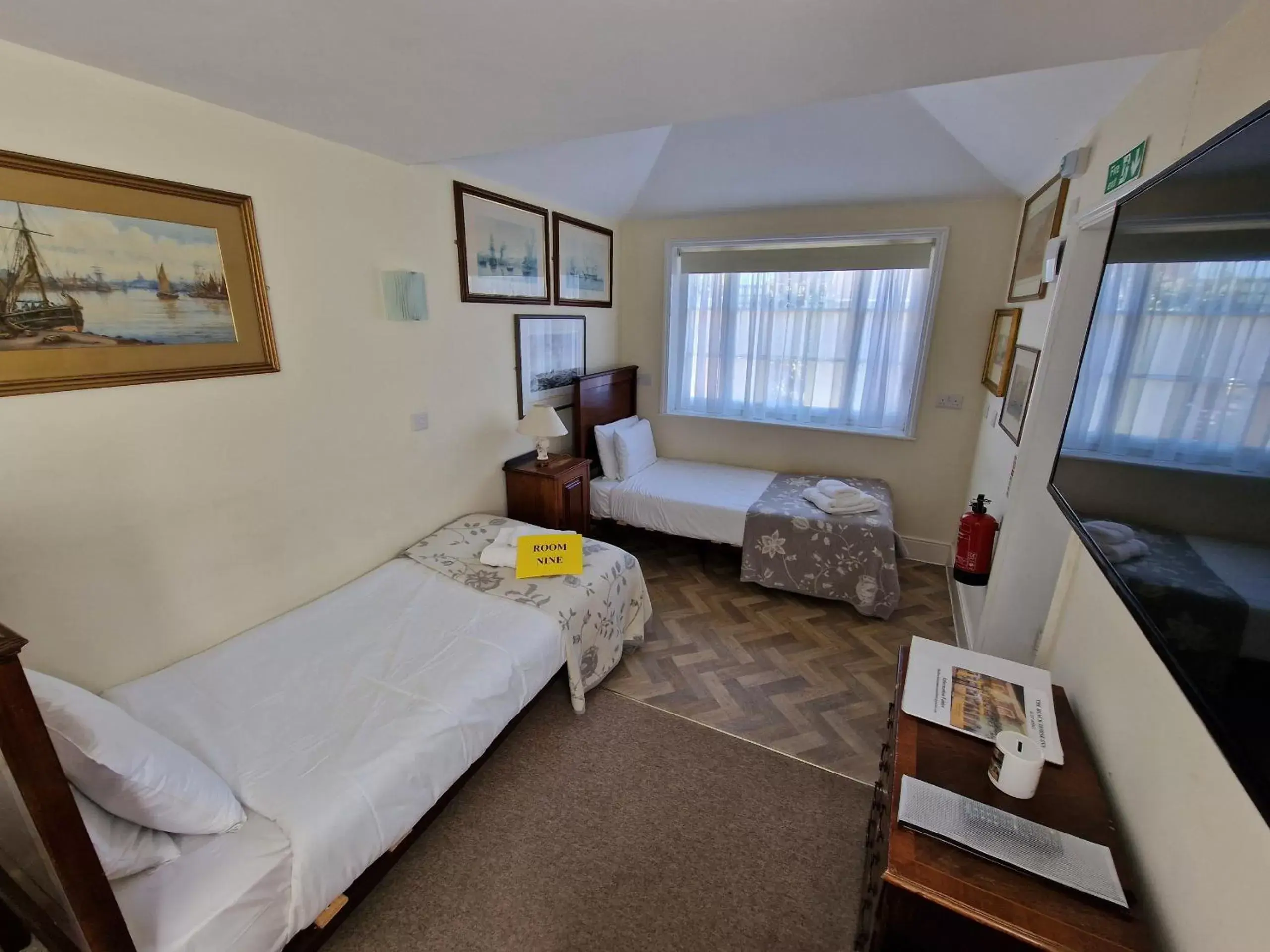 Ground Floor Twin Room with Ensuite & Garden View in Black Horse Canterbury Ground Floor Twin Room with Ensuite & Garden View in Black Horse Canterbury