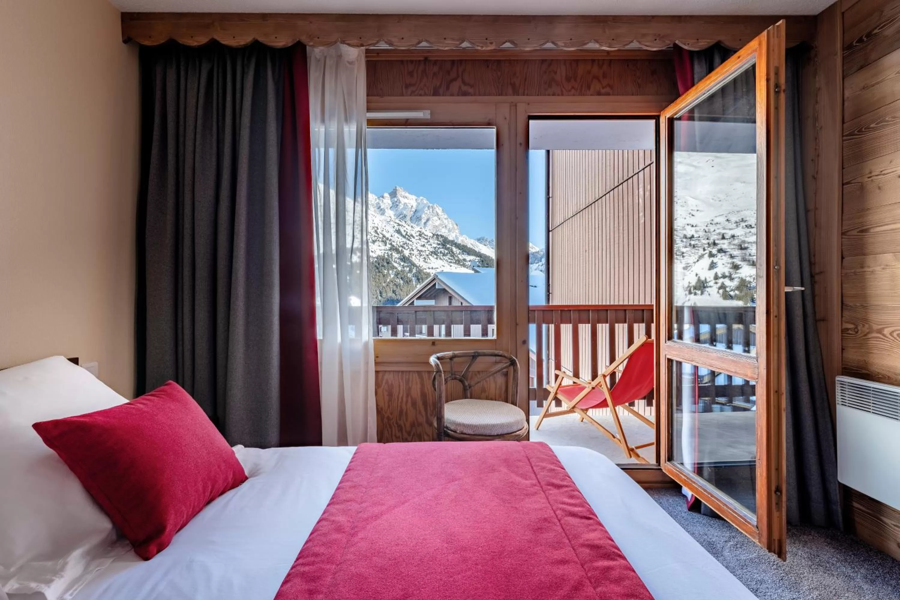 Mountain view, Bed in Hotel Les Arolles