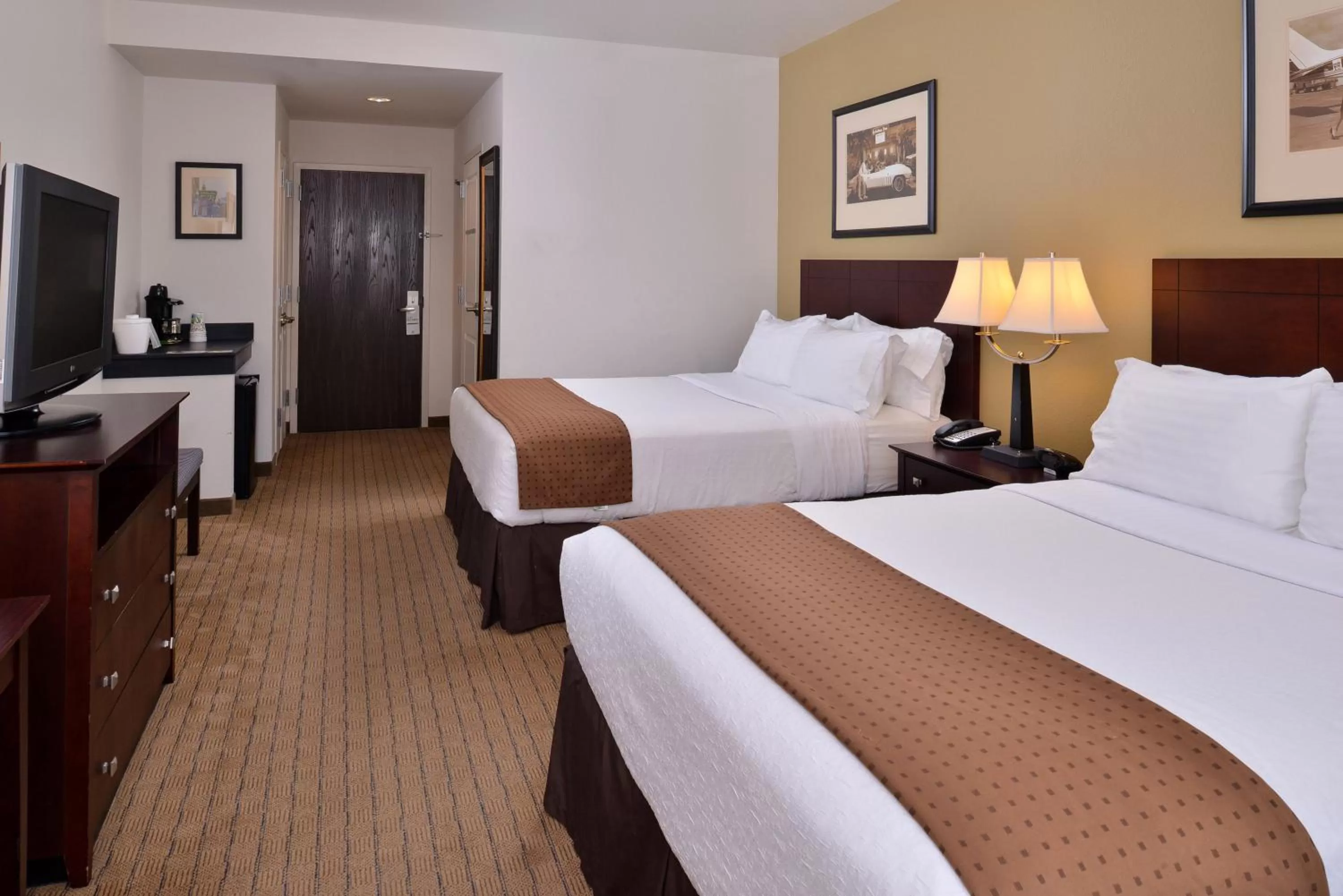 Photo of the whole room, Bed in Holiday Inn Madison at The American Center by IHG
