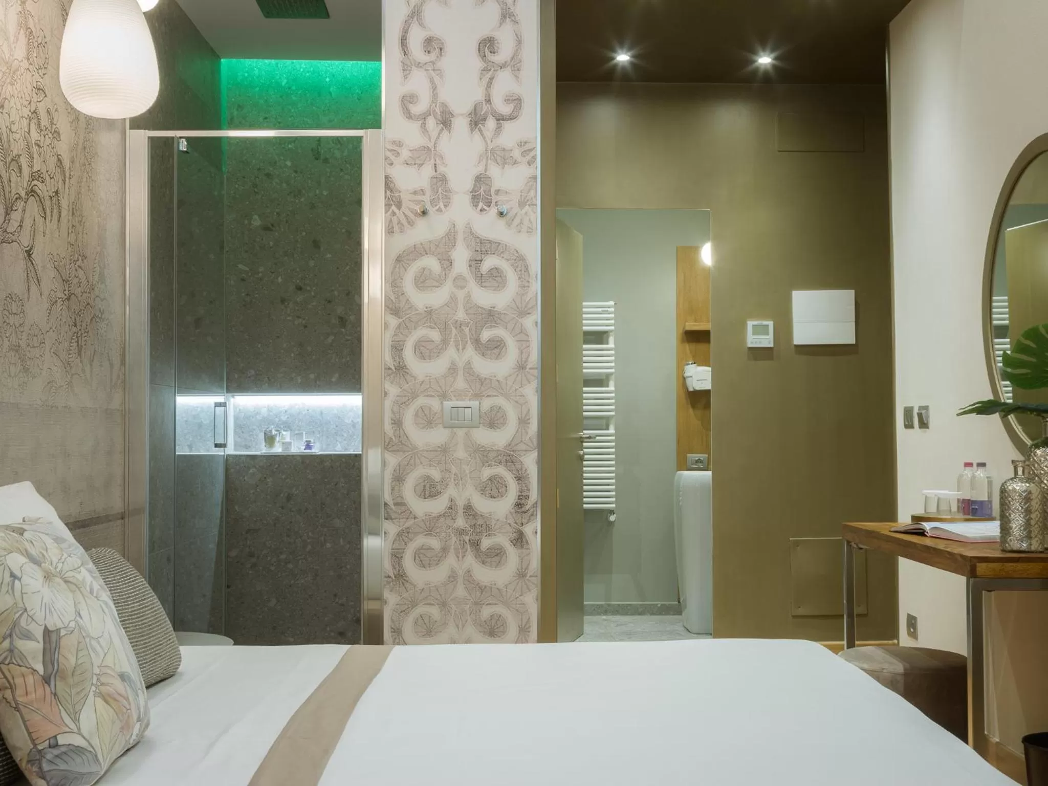 Shower, Bed in Renascentia in Florence - Adults Only