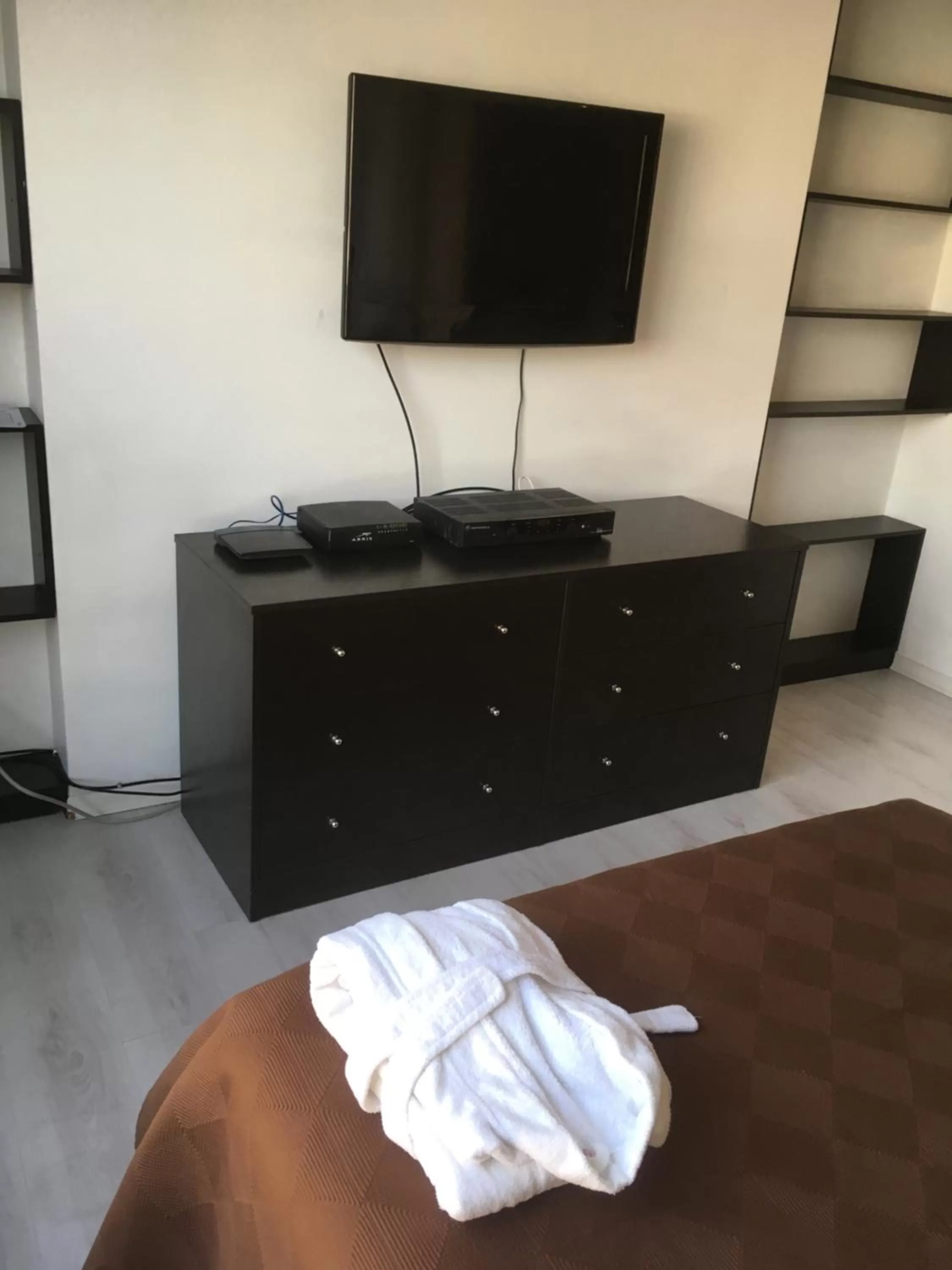 Bedroom, TV/Entertainment Center in Suites Parque Real