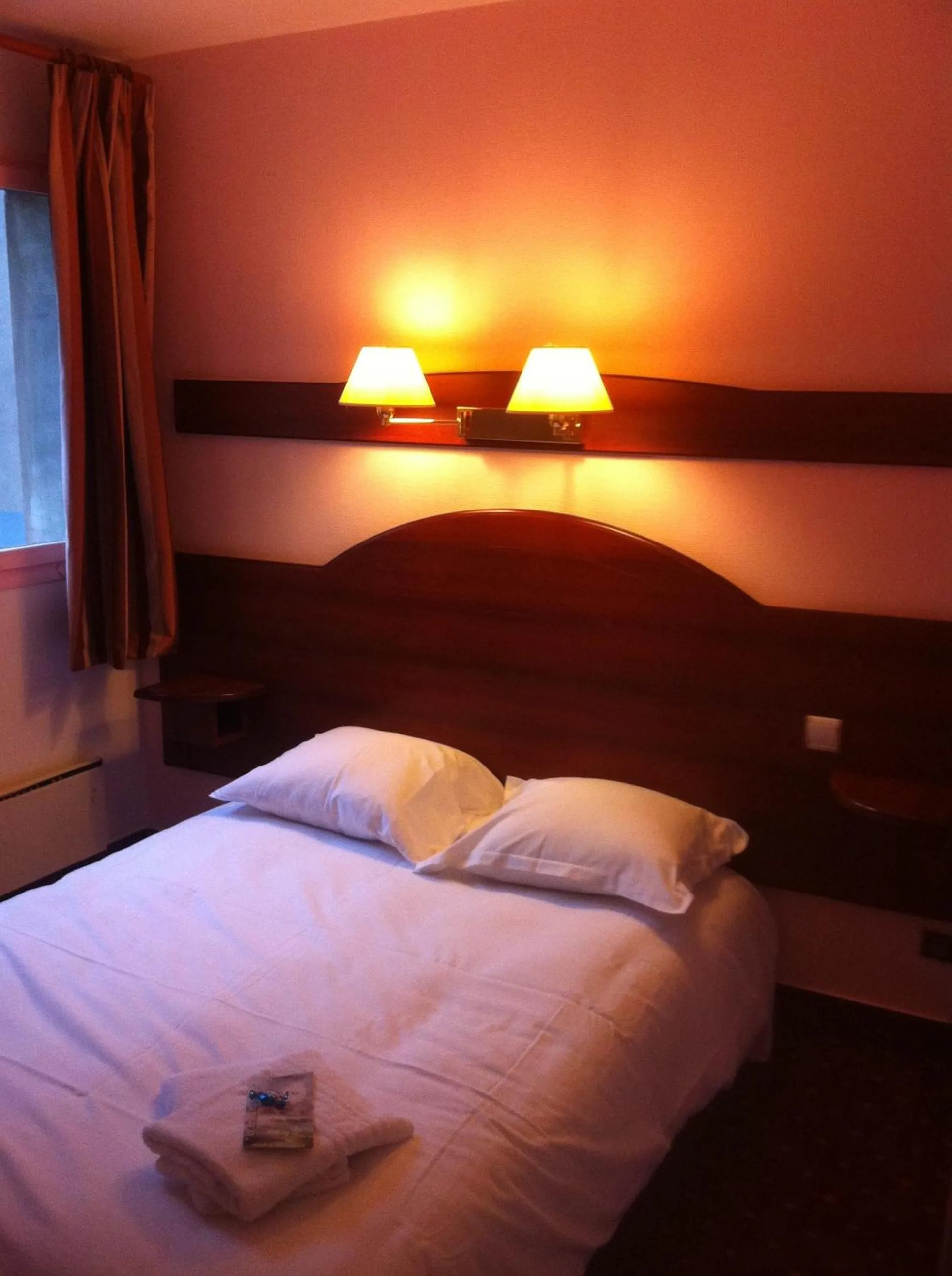 Bed in Hotel Couleurs Sud Centre-ville Gare Charleville-Mézières