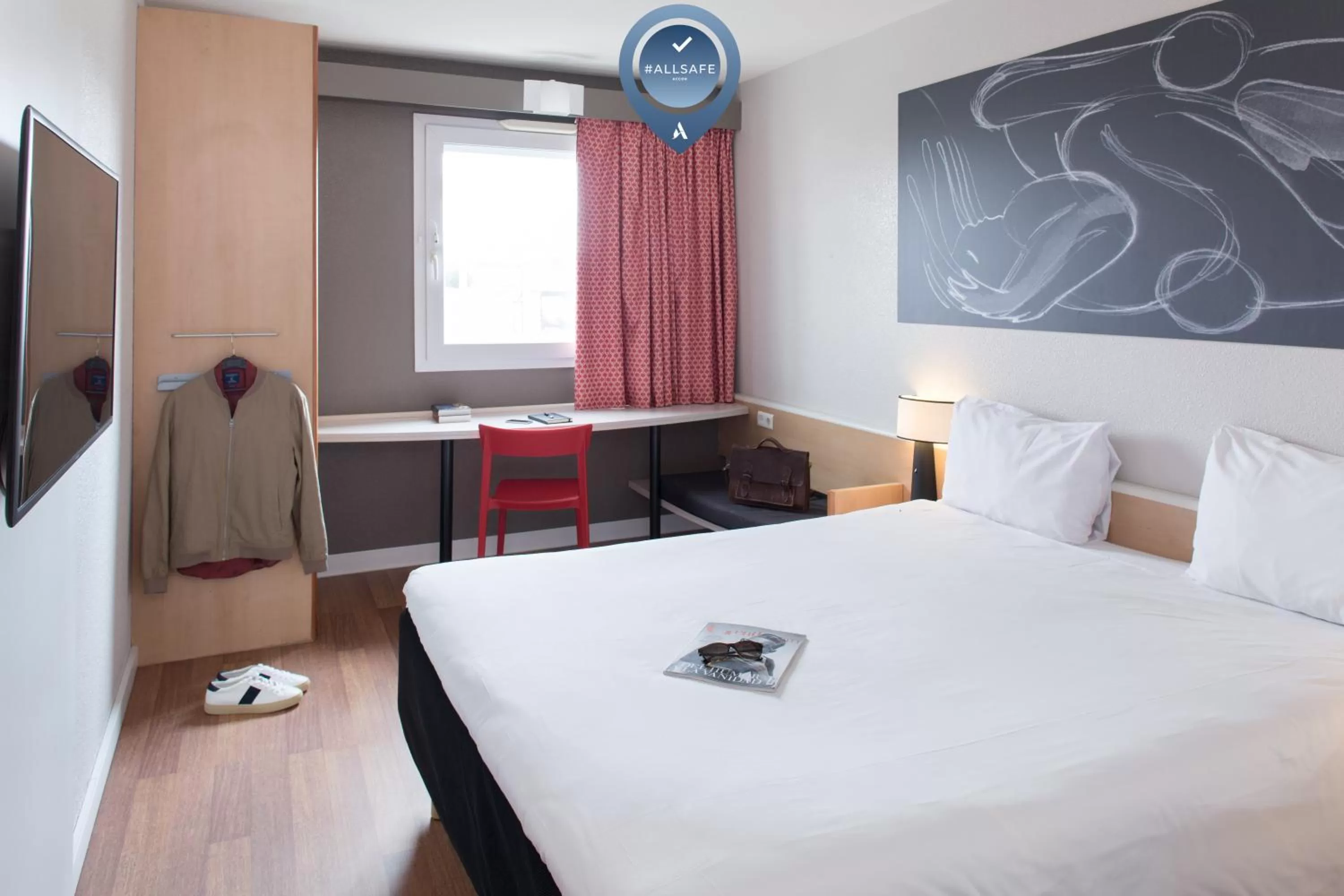 Restaurant/places to eat, Bed in Ibis Madrid Fuenlabrada
