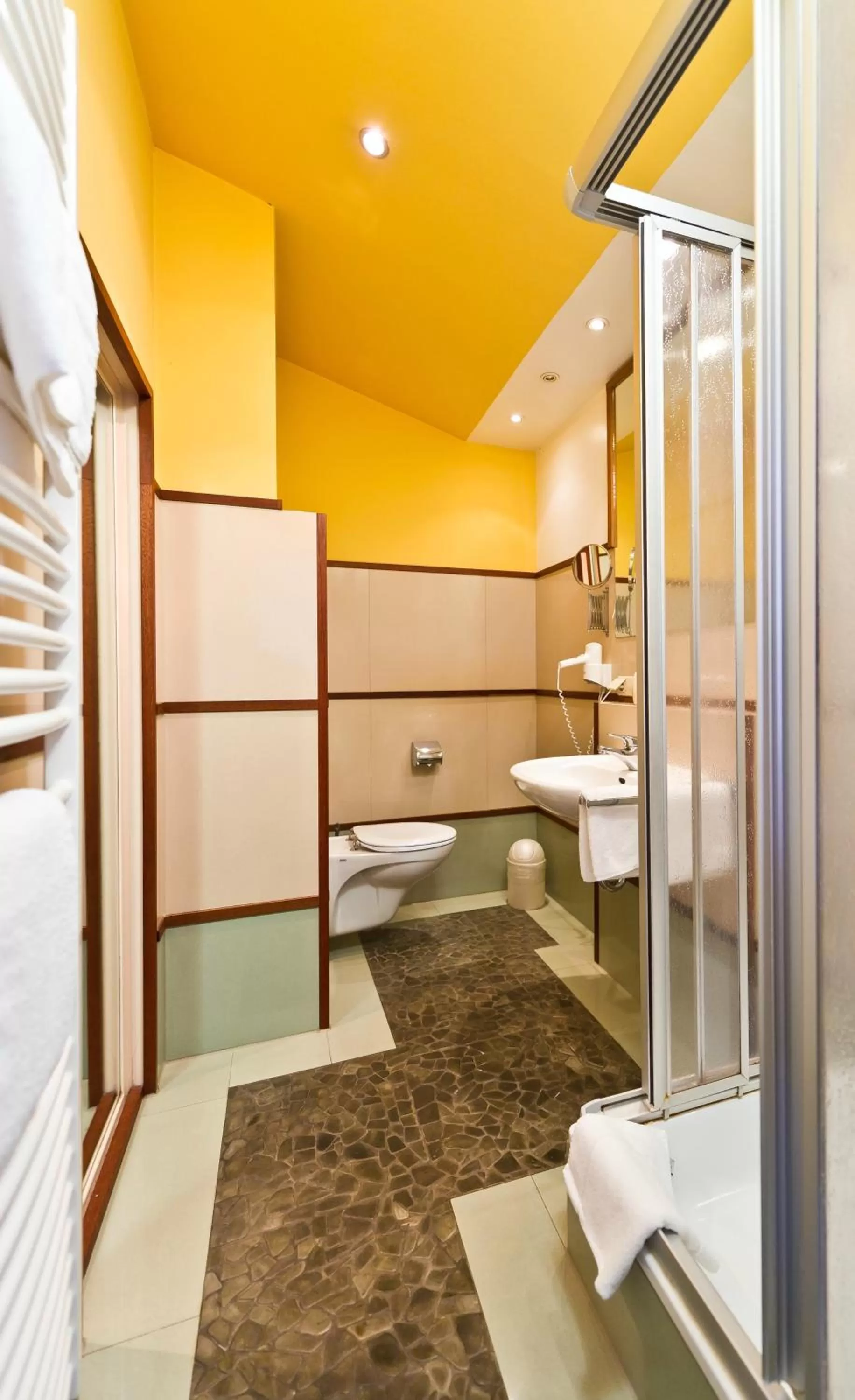 Bathroom in Hotel Monpti