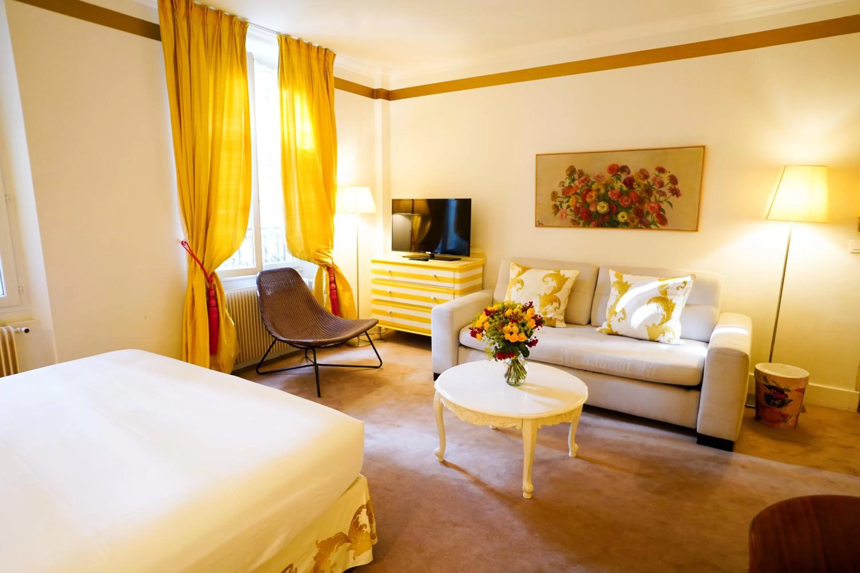 Living room, Bed in Villa Escudier Appart-hôtel