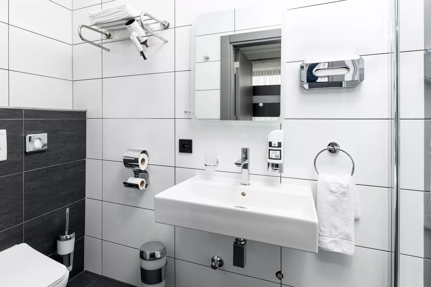 Toilet in PARKHOTEL BRAUNAU - 24 Stunden Self Check-IN