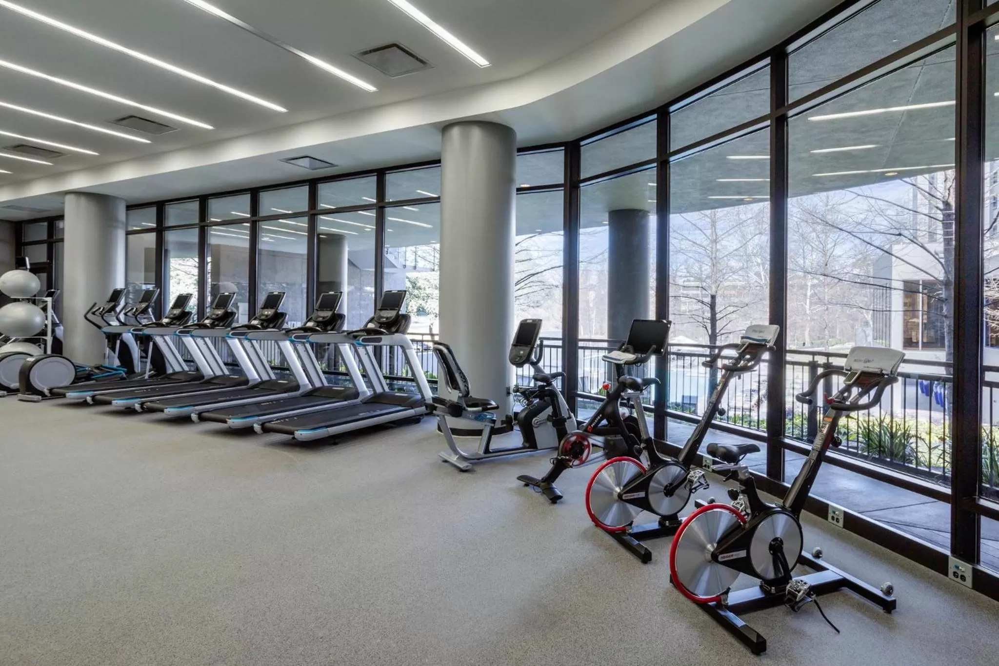 Fitness centre/facilities in Omni Houston Hotel