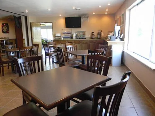 Continental breakfast in Boarders Inn & Suites by Cobblestone Hotels - Munising