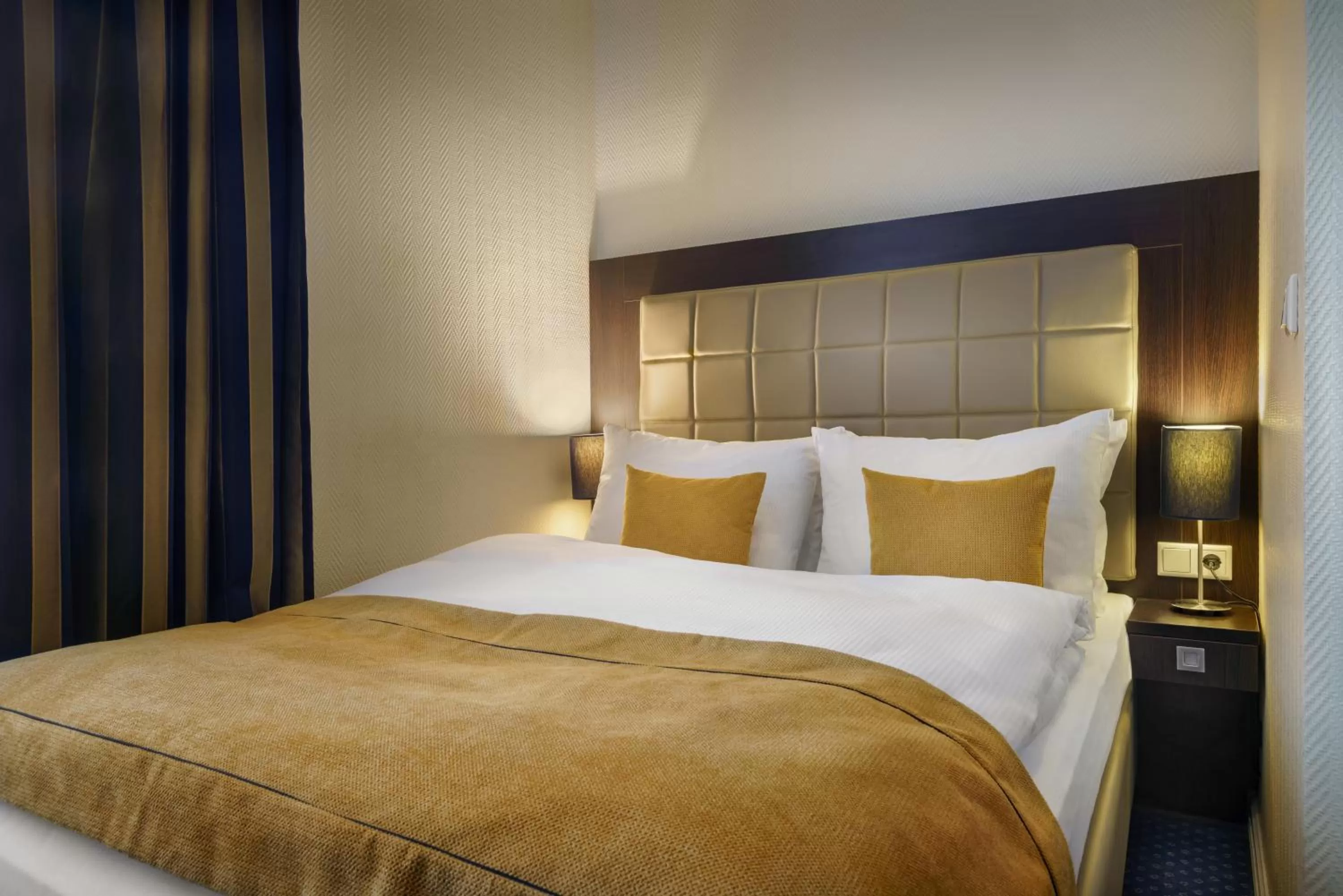 Photo of the whole room, Bed in Hotel Continental Hamburg Hauptbahnhof