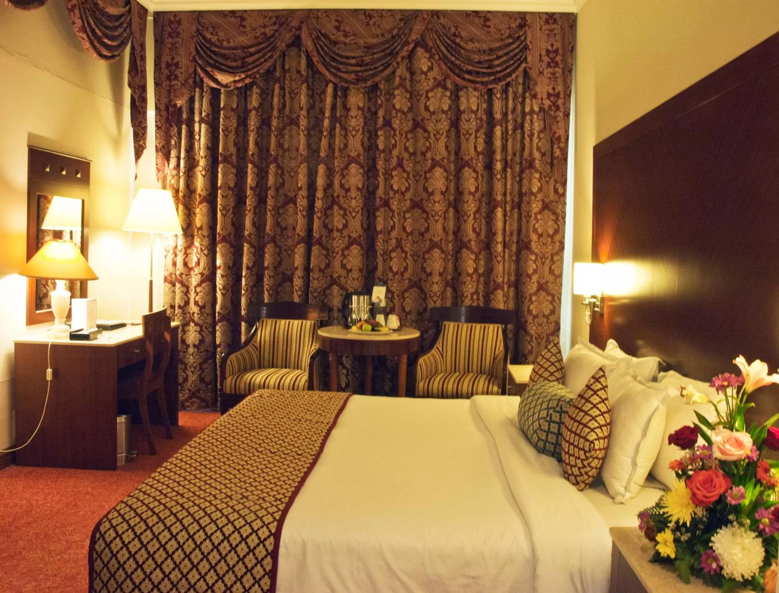 Photo of the whole room, Bed in Regent Palace Hotel