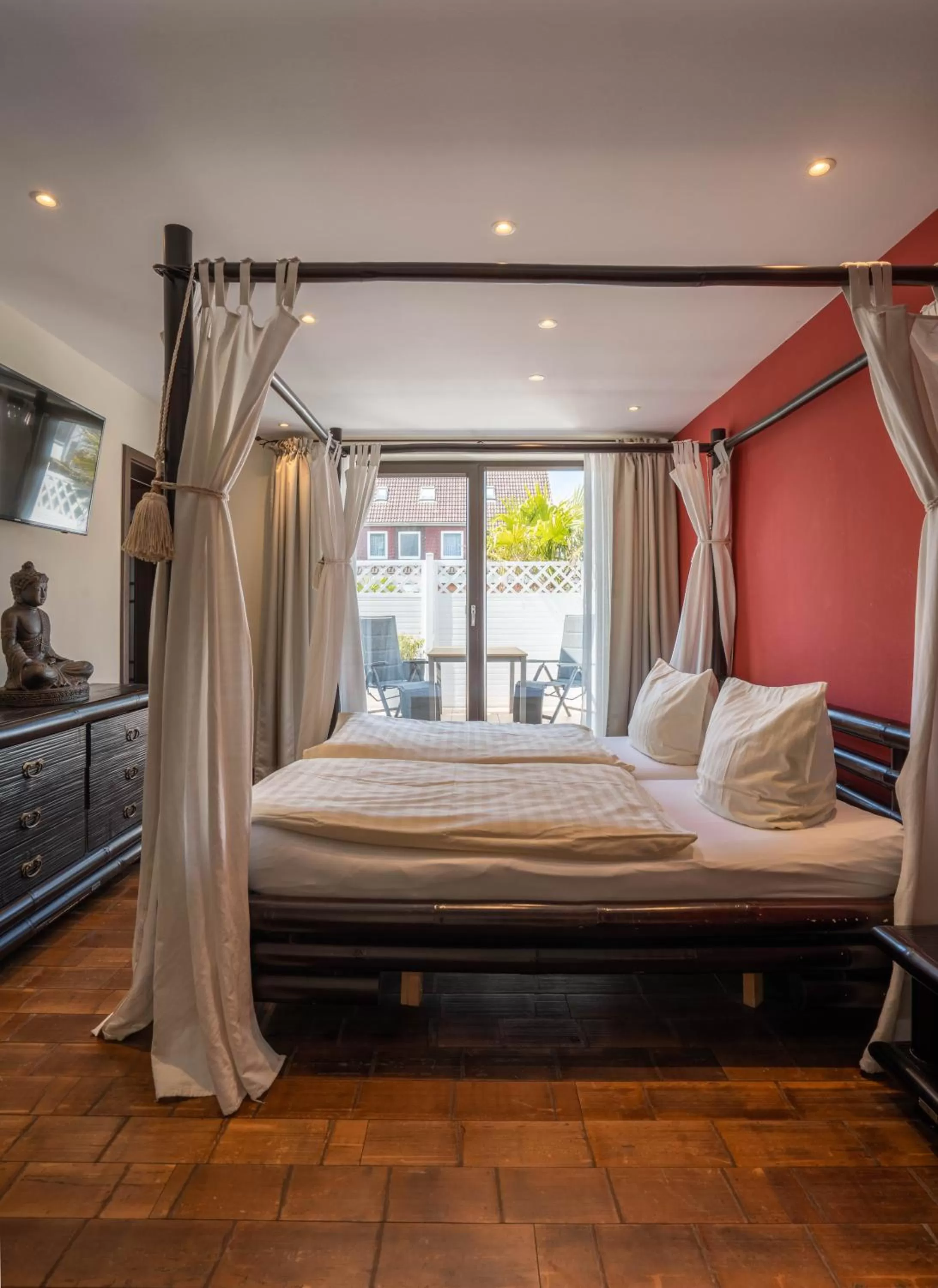 Photo of the whole room, Bed in Hotel Luina Beach