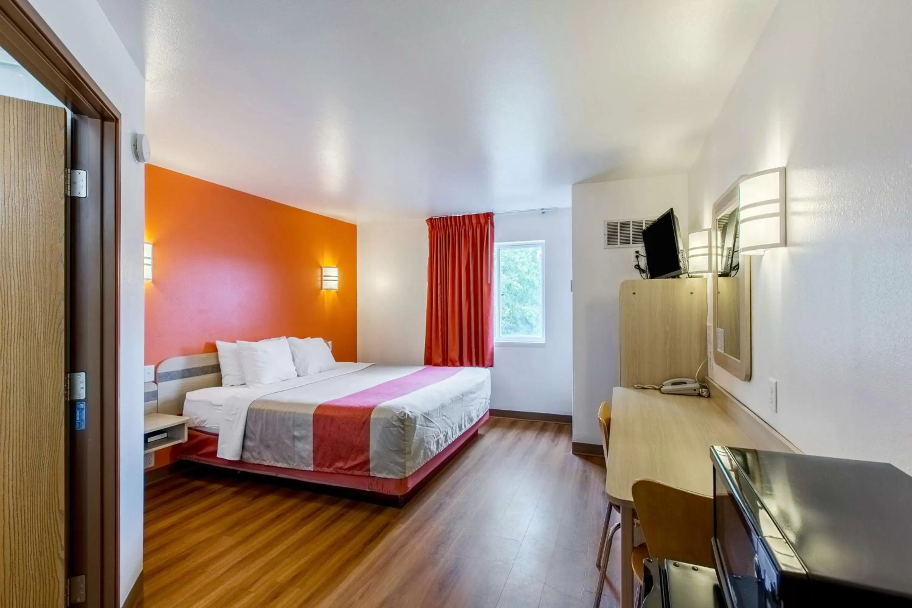 Bedroom, Bed in Motel 6-Baraboo, WI - Lake Delton-Wisconsin Dells