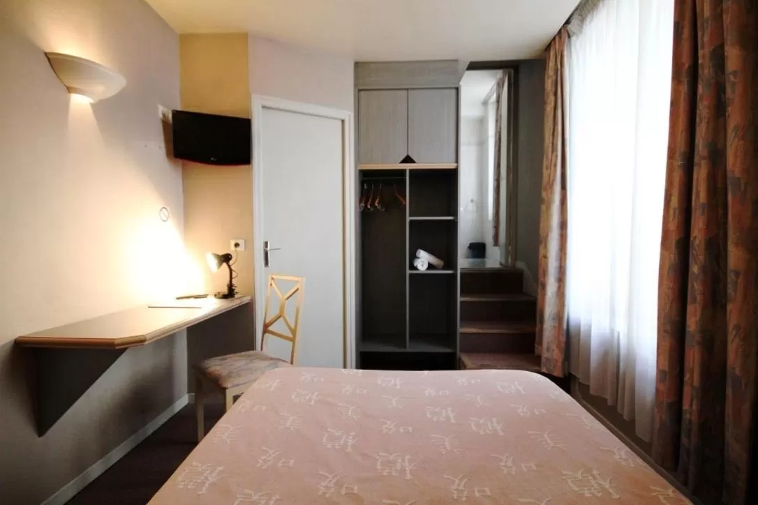 Decorative detail, Bed in Hôtel de l'Ours