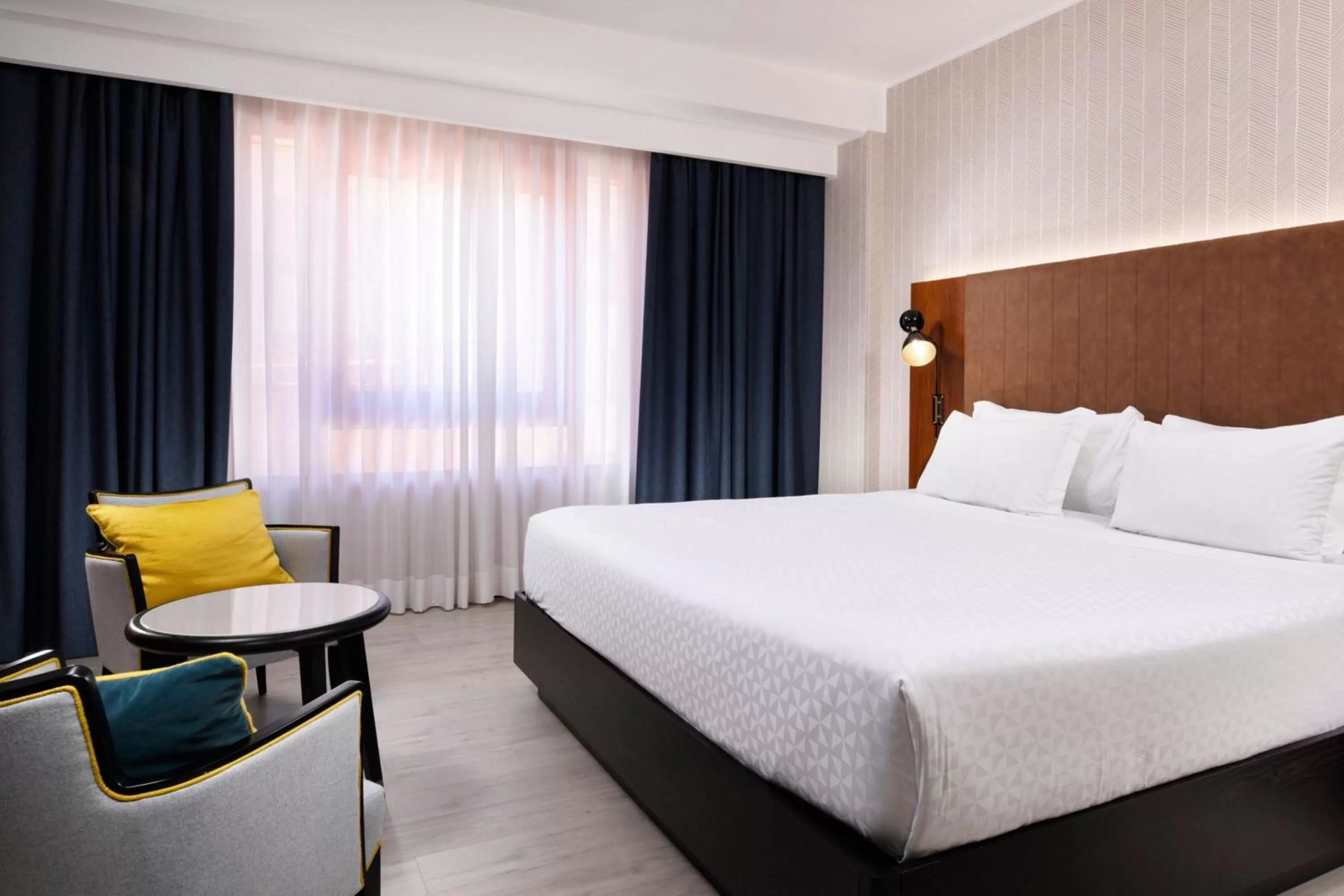 Photo of the whole room, Bed in Four Points by Sheraton Siena