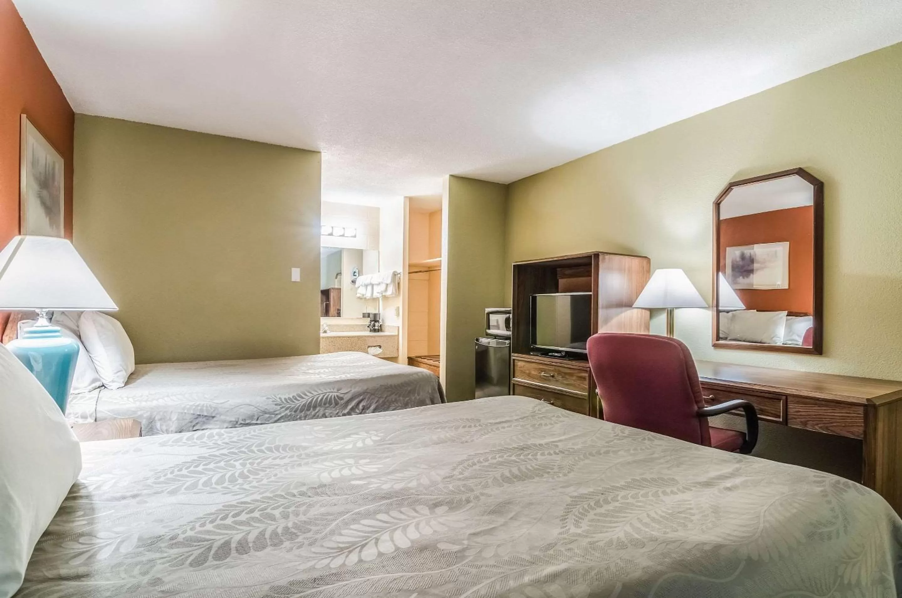 Photo of the whole room, Bed in Executive Inn Dodge City, KS