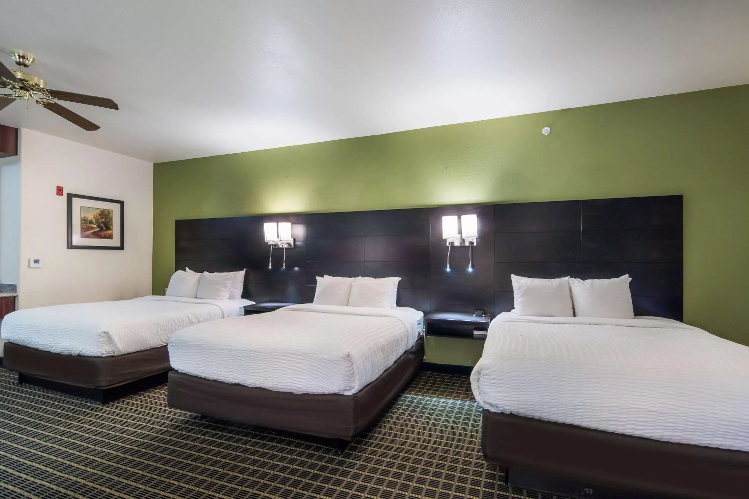 Photo of the whole room, Bed in Clarion Inn & Suites Weatherford South