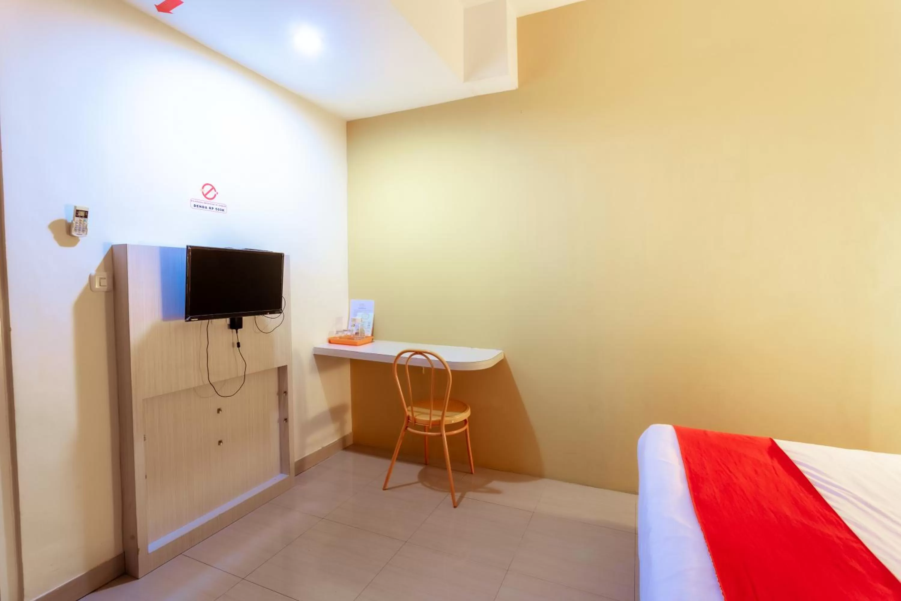 TV and multimedia, Bed in Pratisarawirya Guesthouse by ecommerceloka