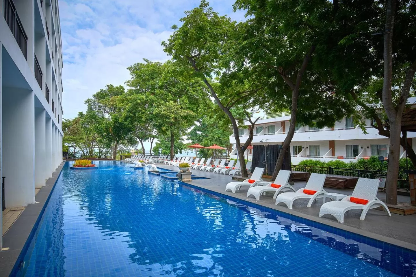 Swimming pool in Cosy Beach Hotel - SHA Extra Plus