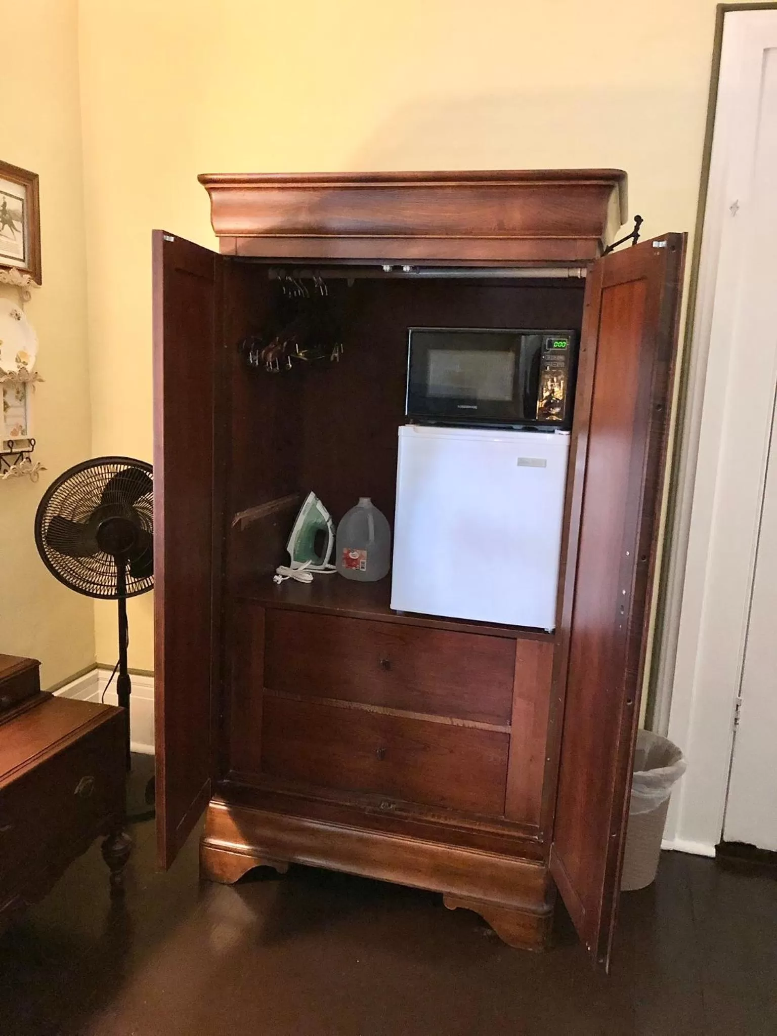 wardrobe in Belmont Inn