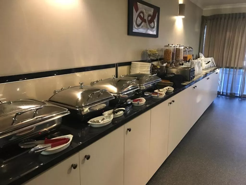 Breakfast in Cattlemans Country Motor Inn & Serviced Apartments