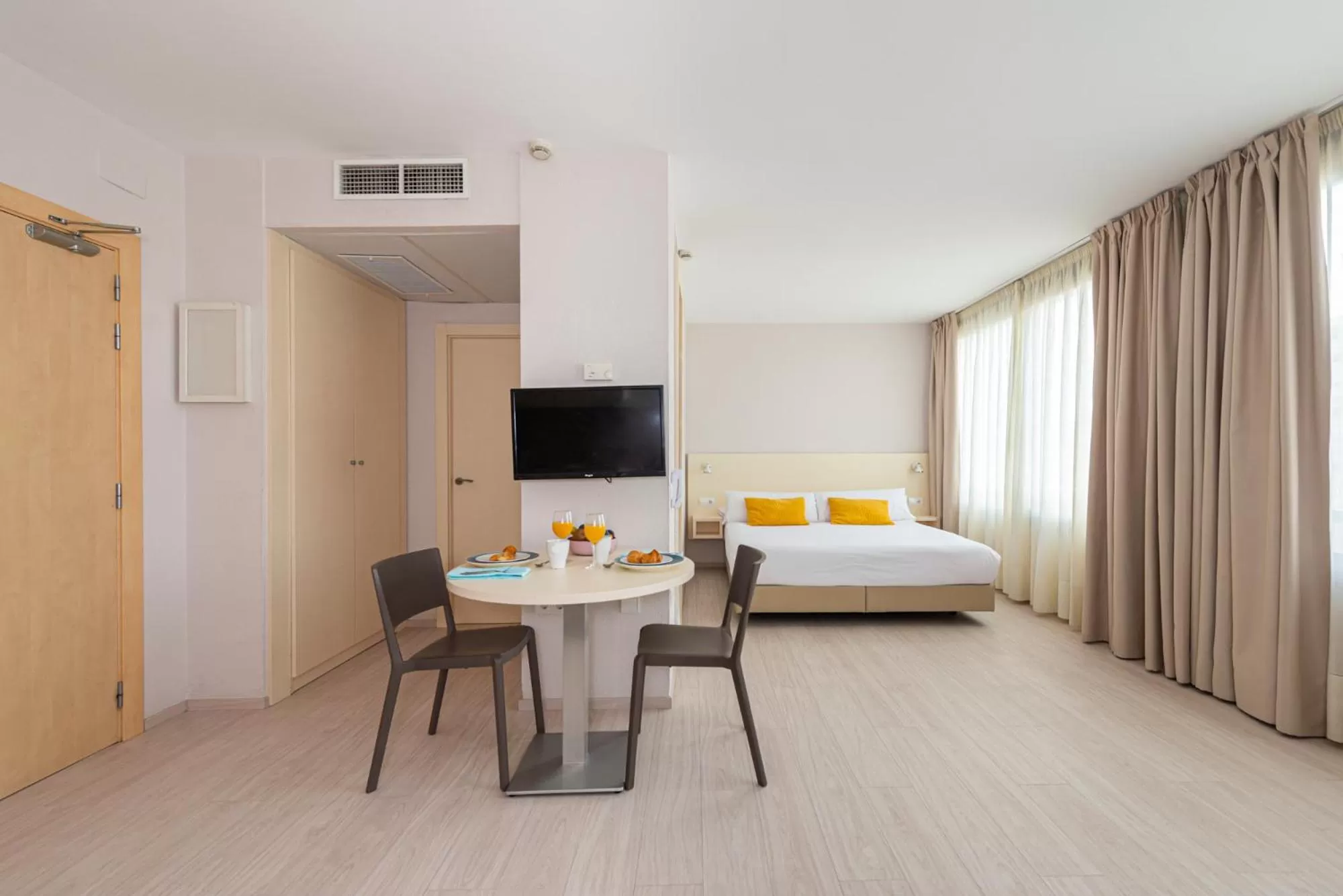 Bedroom, Bed in Atenea Park Suites & Apartments