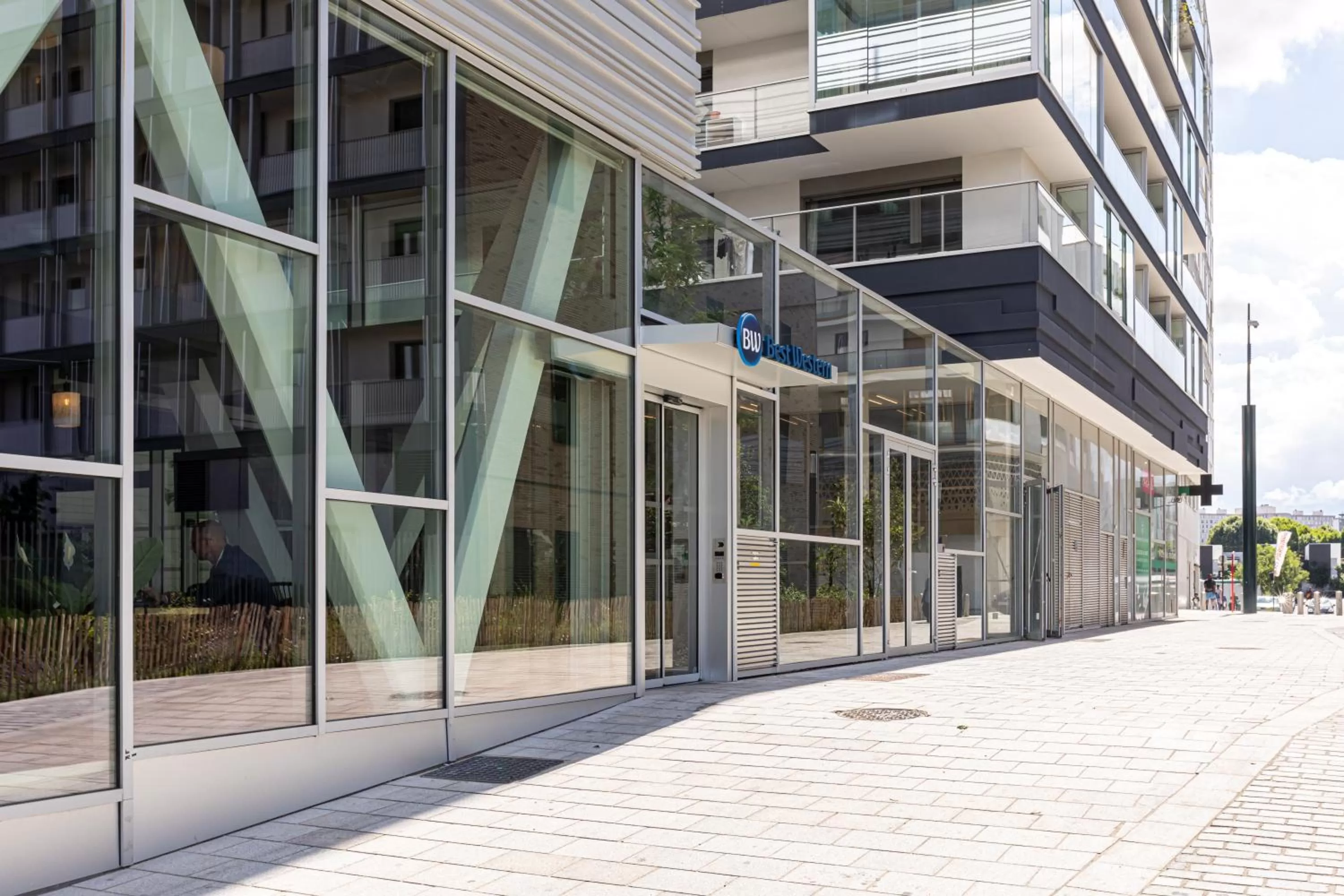 Property building in Best Western M-Treize Paris Asnieres