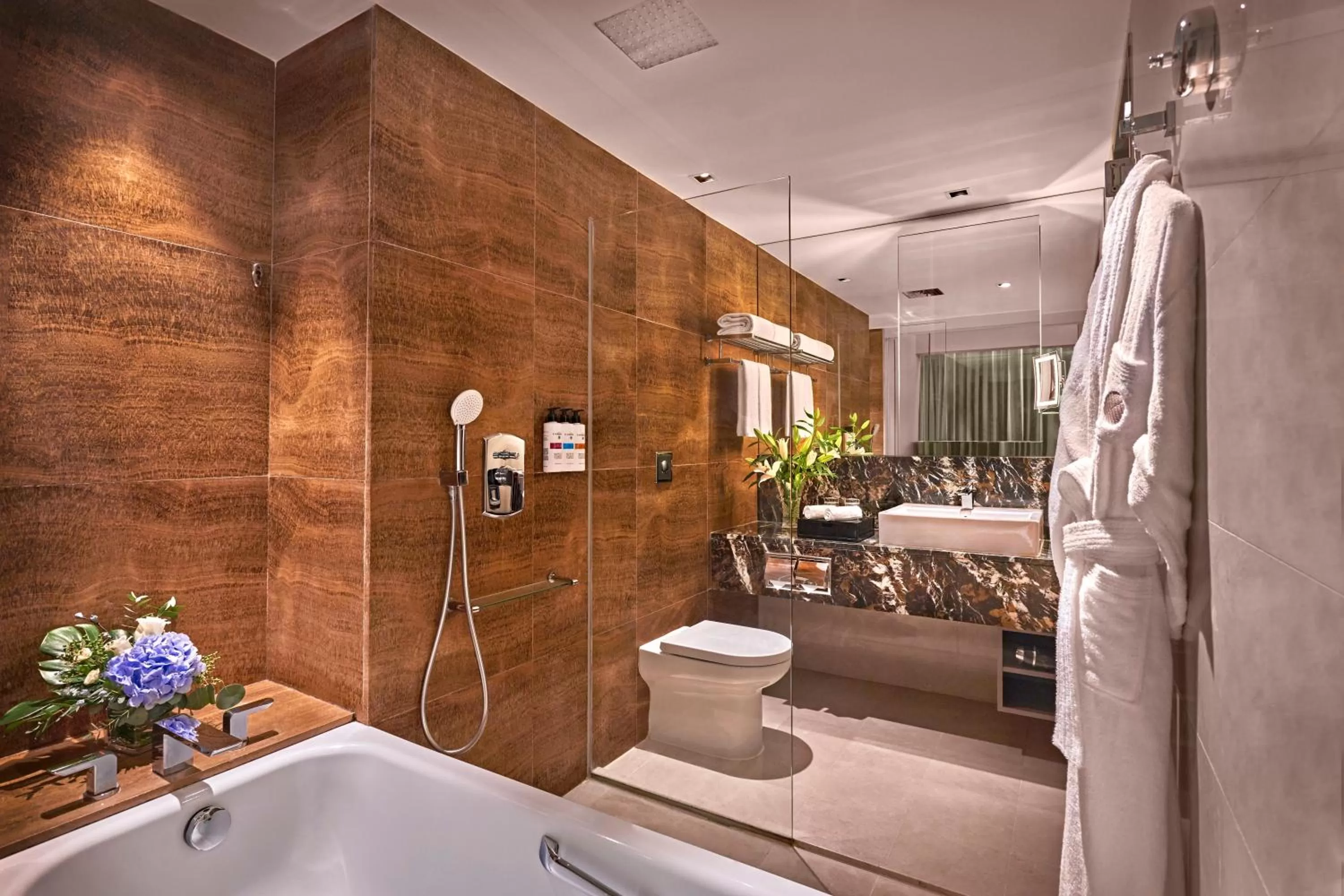 Toilet in Pullman Singapore Orchard