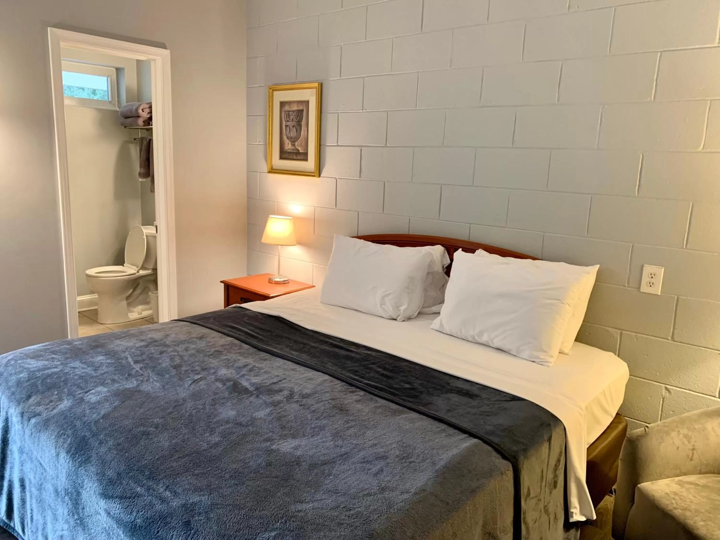 Bed in Hill Top Motel