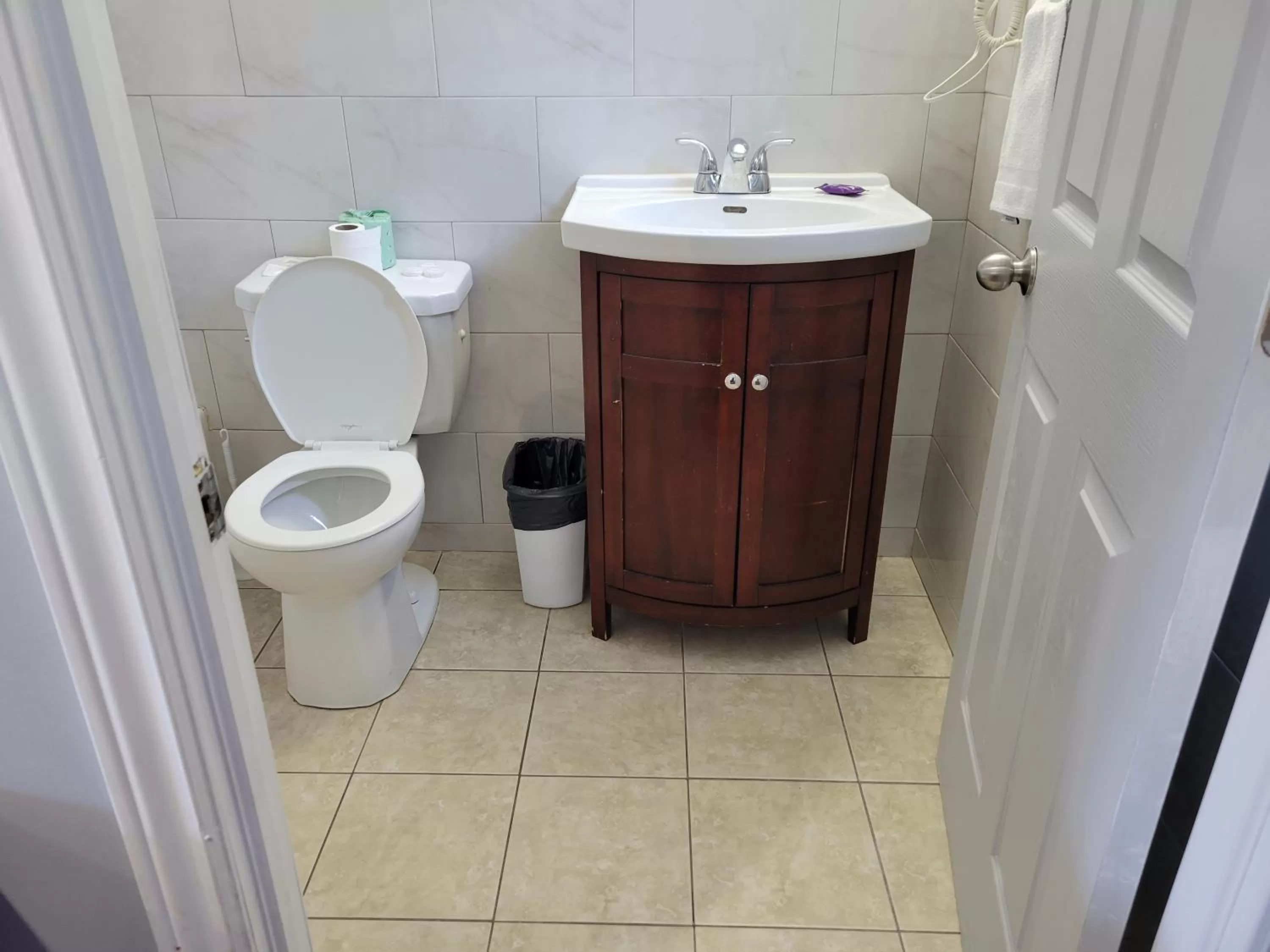 Bathroom in Knights Inn Cobourg