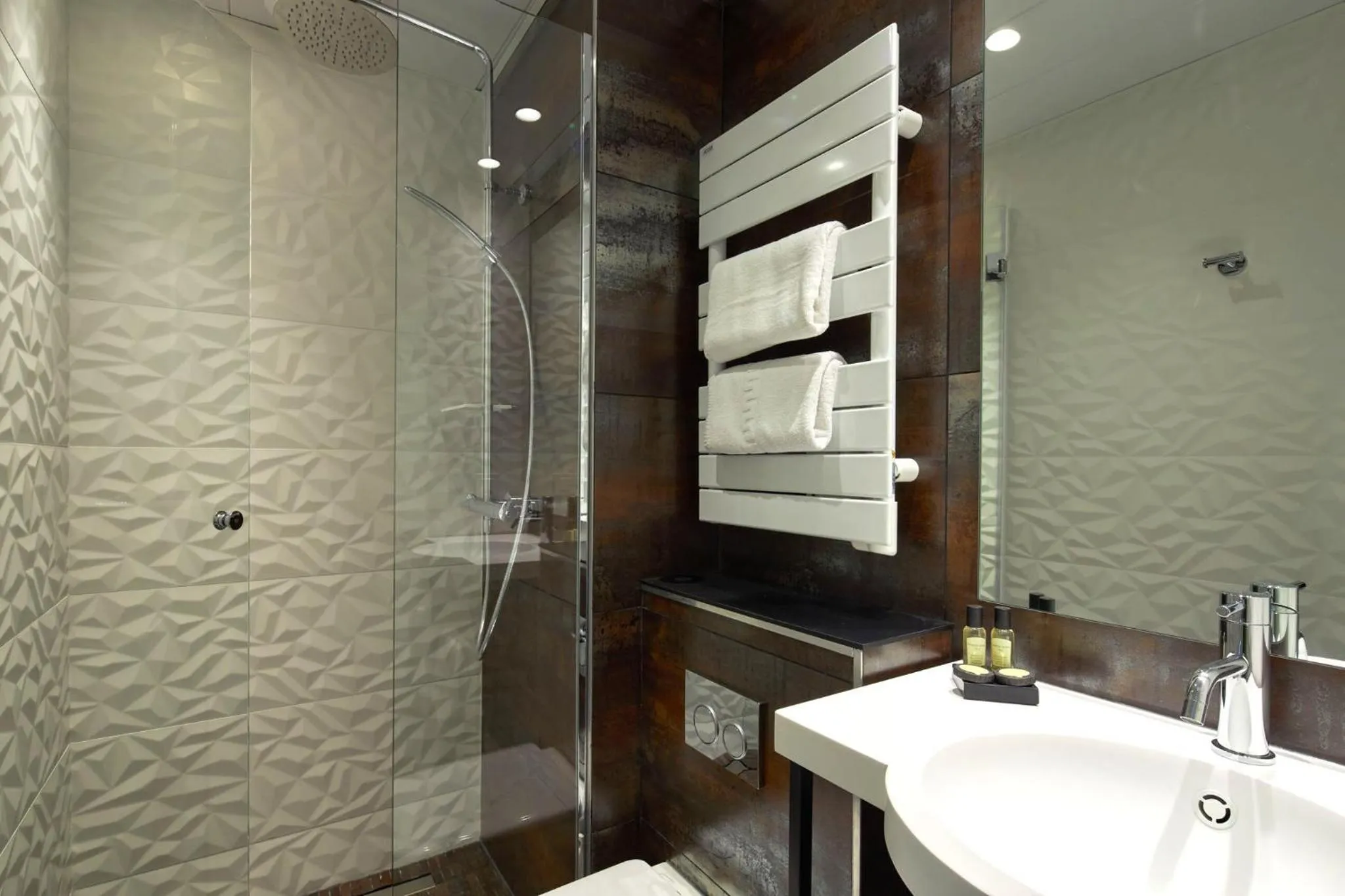 Bathroom in Montparnasse Daguerre