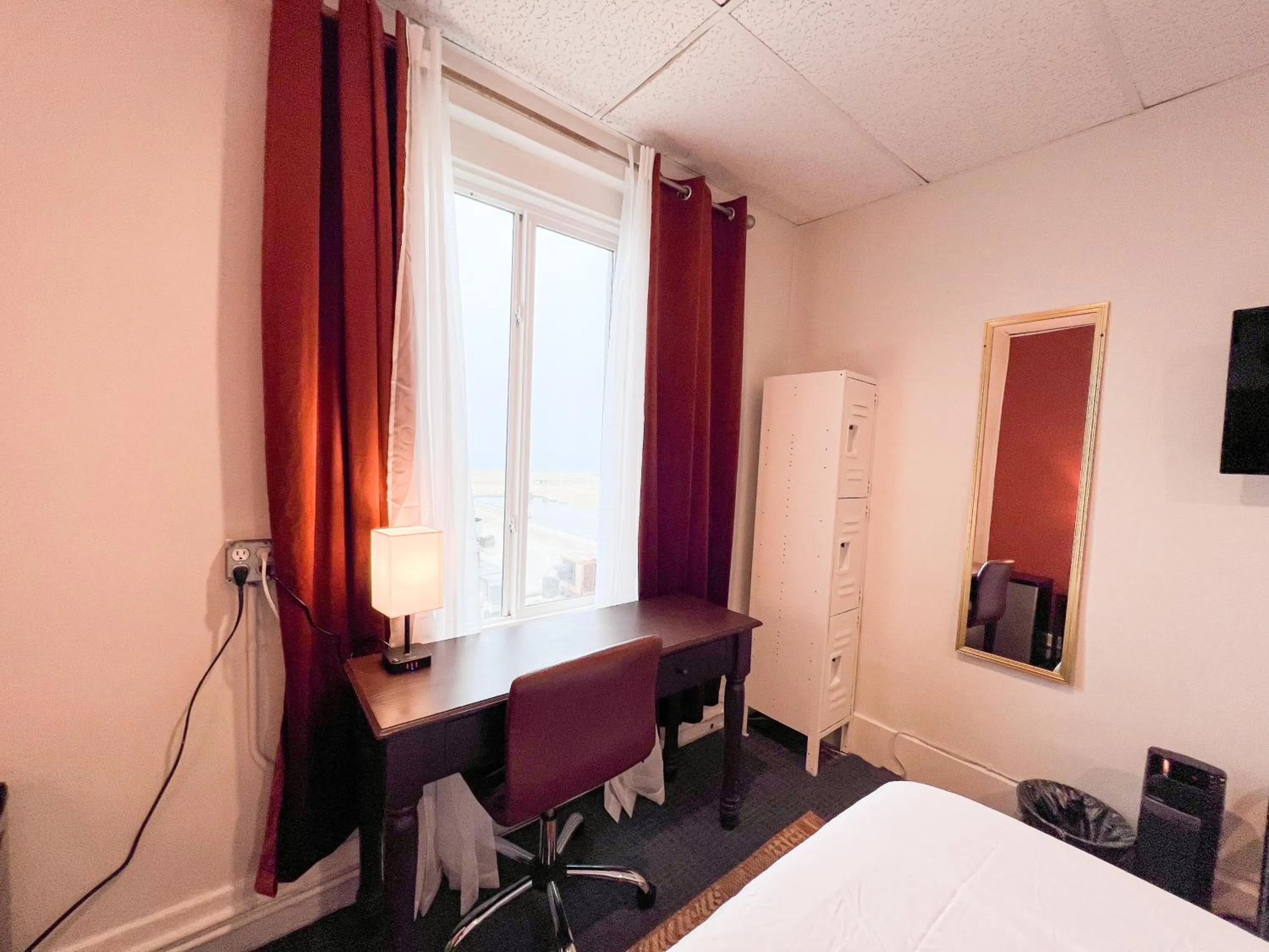 Bedroom, TV/Entertainment Center in ITH Surf City Hostel Hermosa Beach