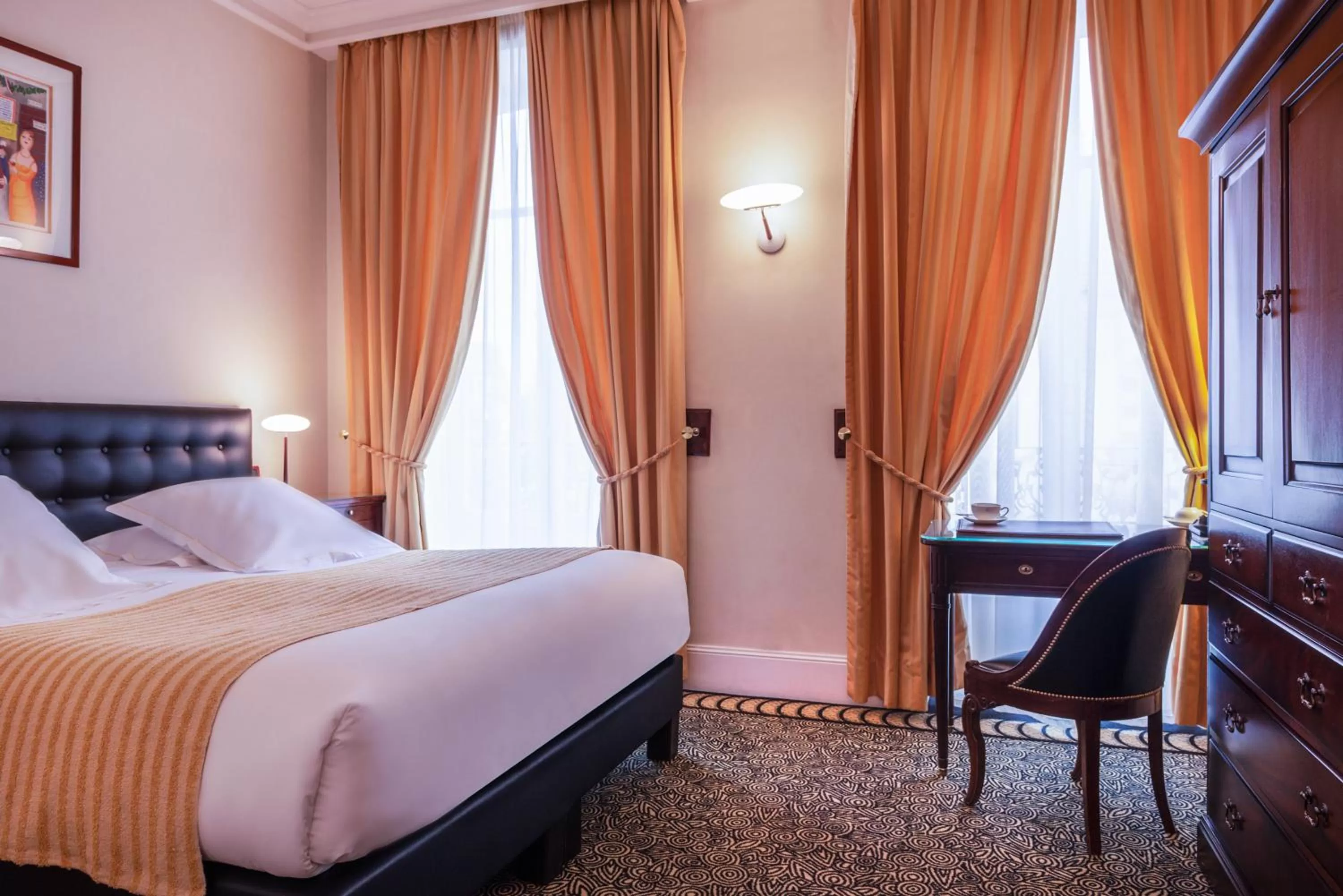 Photo of the whole room, Bed in L'Hôtel