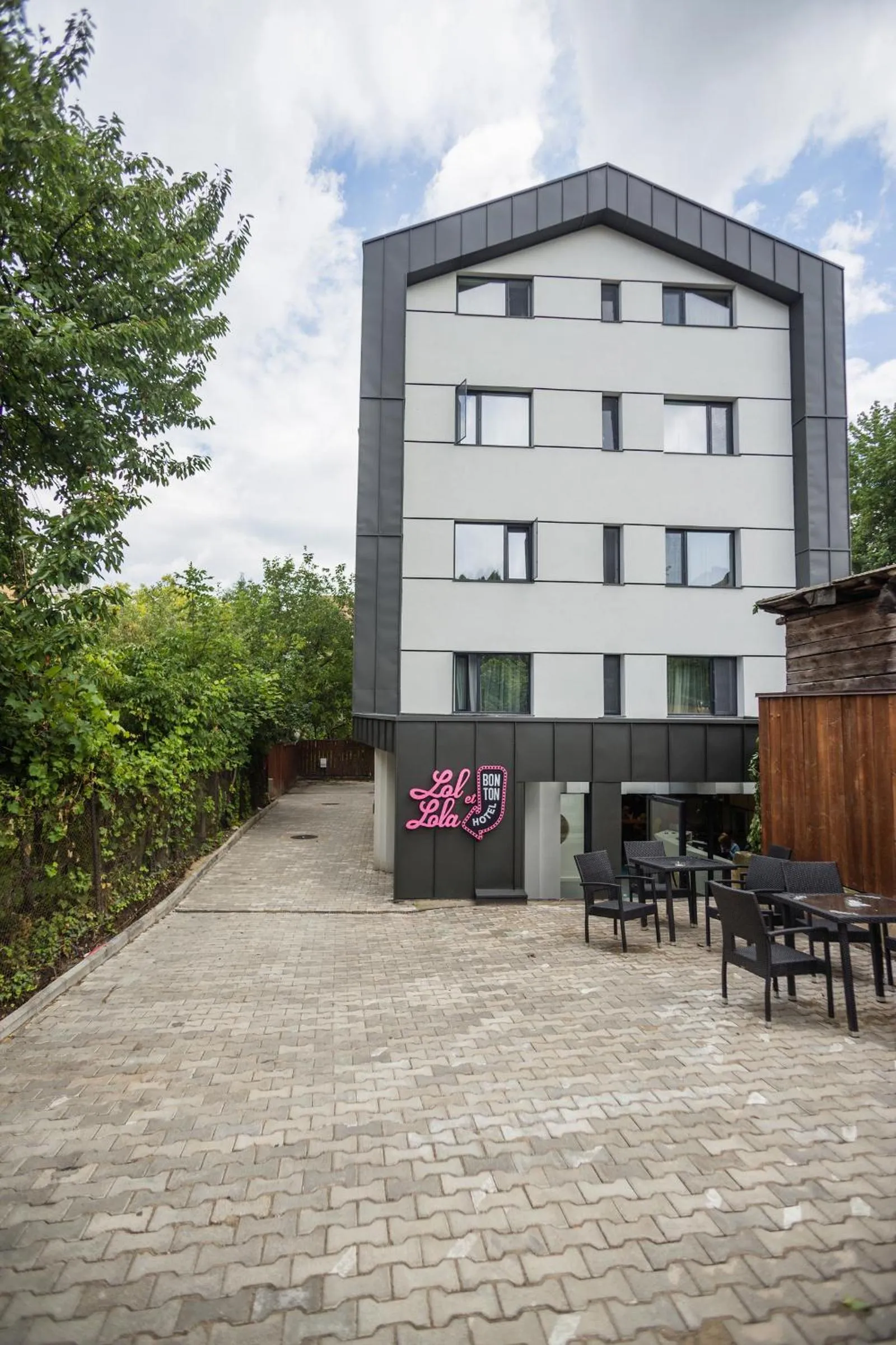 Facade/entrance in Lol et Lola Hotel