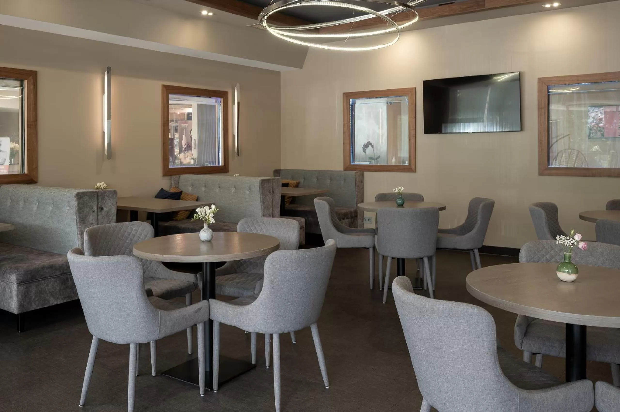 Restaurant/places to eat in Bellevue Park Hotel Riga with FREE Parking