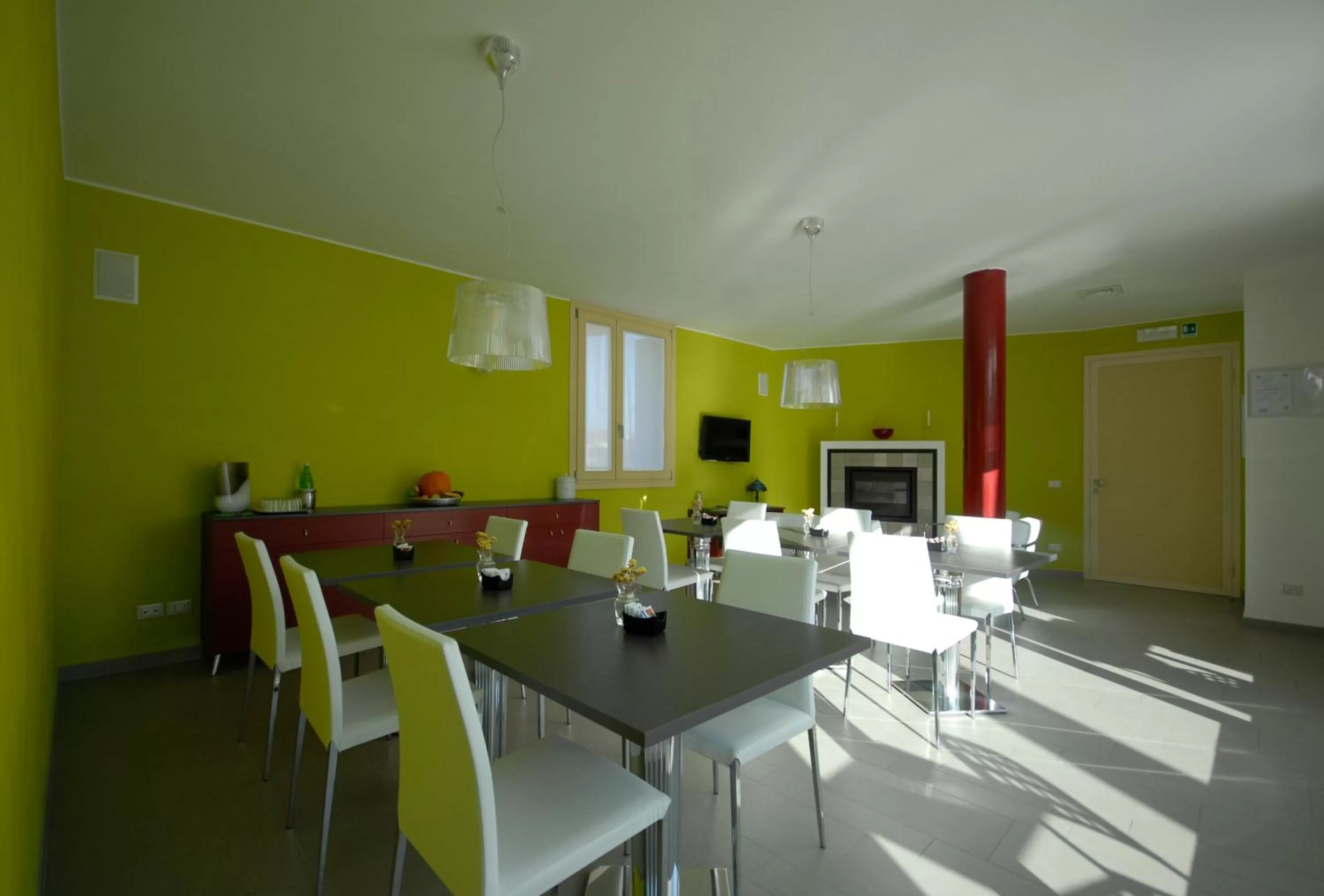 Communal lounge/ TV room in 6 Porte Guesthouse