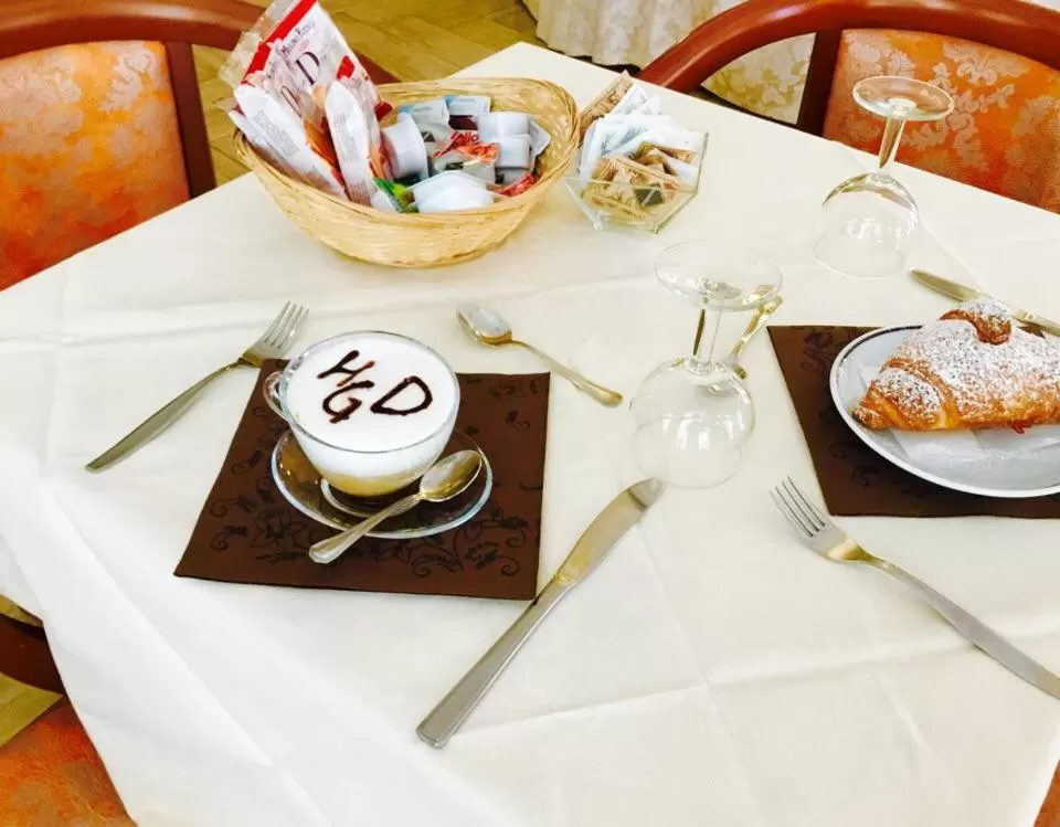 Restaurant/places to eat in Hotel Grazia Deledda