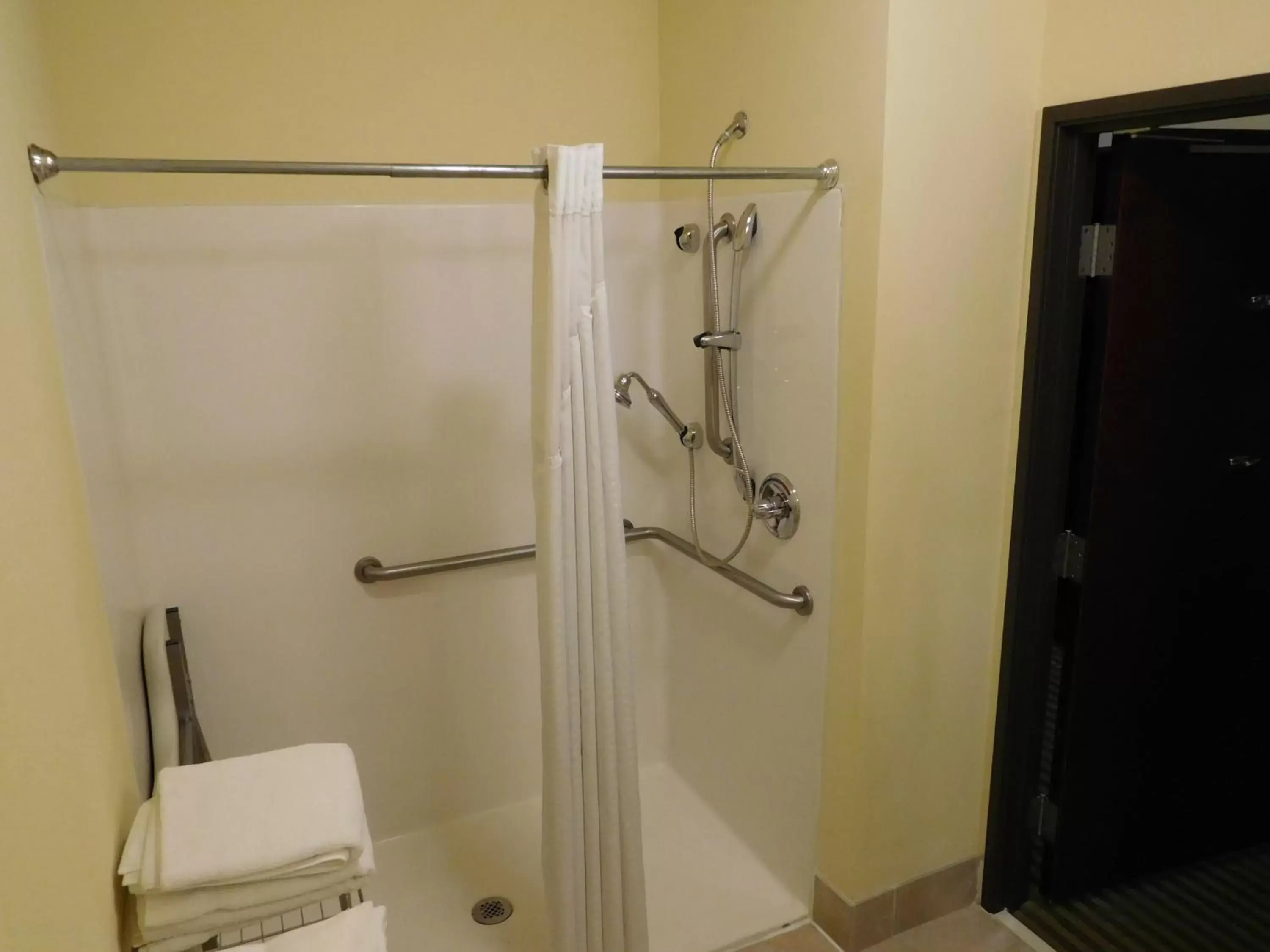 King Room - Mobility Access/Roll in Shower - Non-Smoking in Holiday Inn Express Ponca City, an IHG Hotel King Room - Mobility Access/Roll in Shower - Non-Smoking in Holiday Inn Express Ponca City, an IHG Hotel