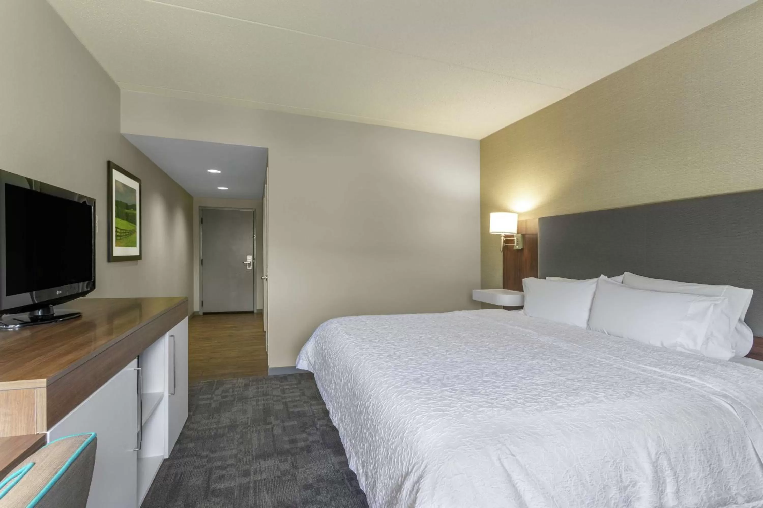 Bedroom, Bed in Hampton Inn Bedford