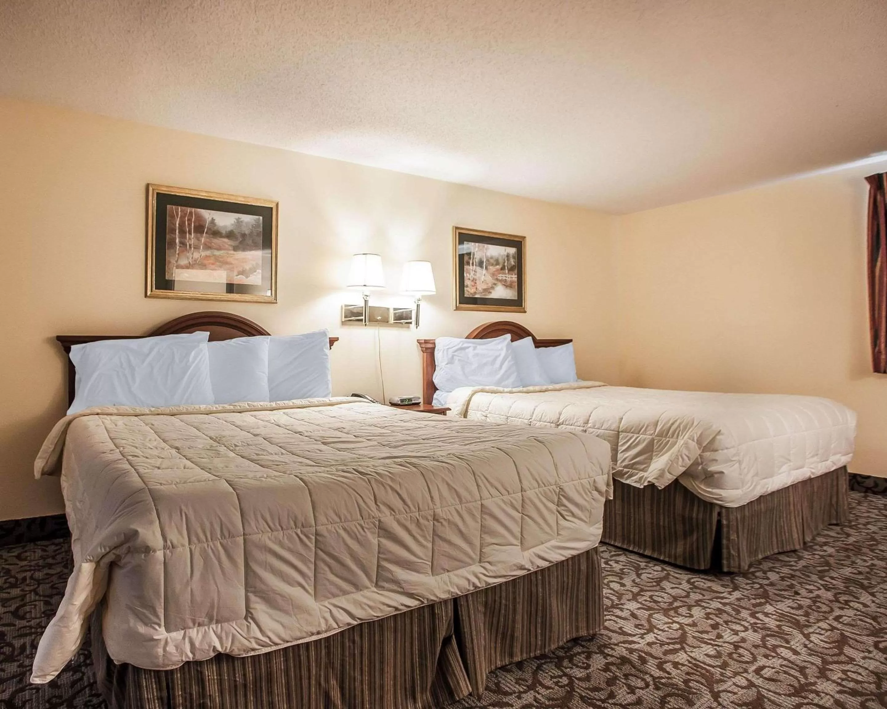 Photo of the whole room, Bed in Econo Lodge Newton