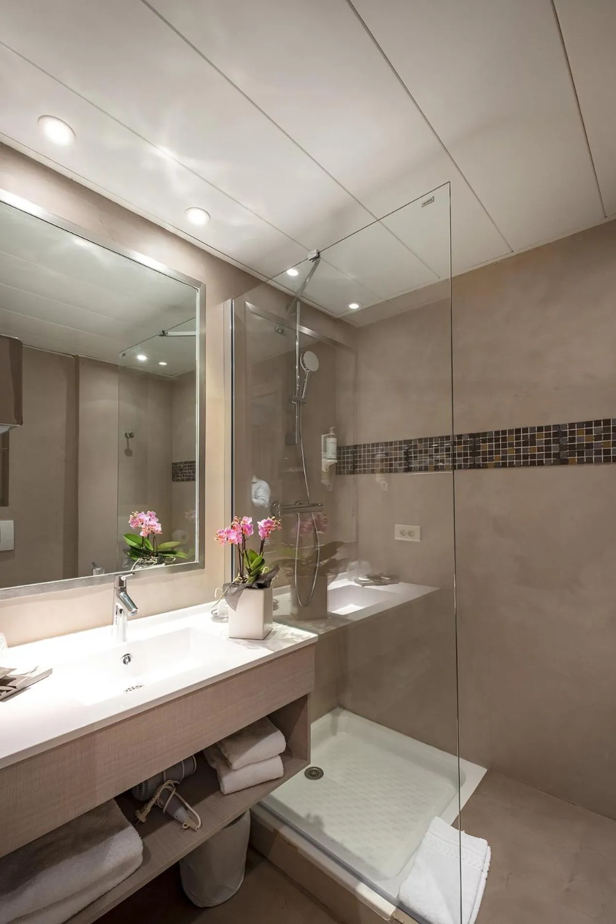 Shower in Servotel Saint-Vincent