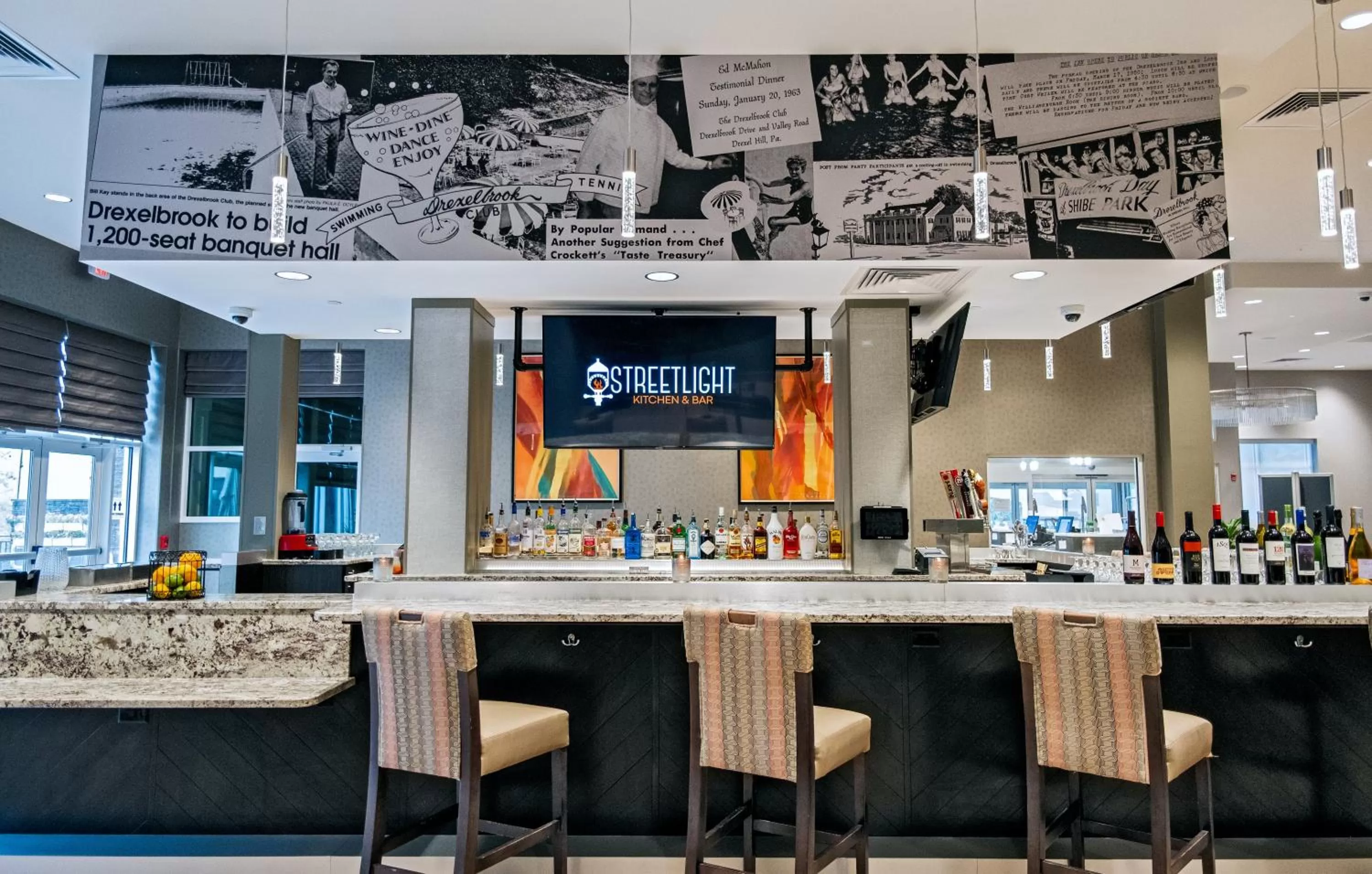 Lounge or bar in Holiday Inn & Suites Philadelphia W - Drexel Hill by IHG