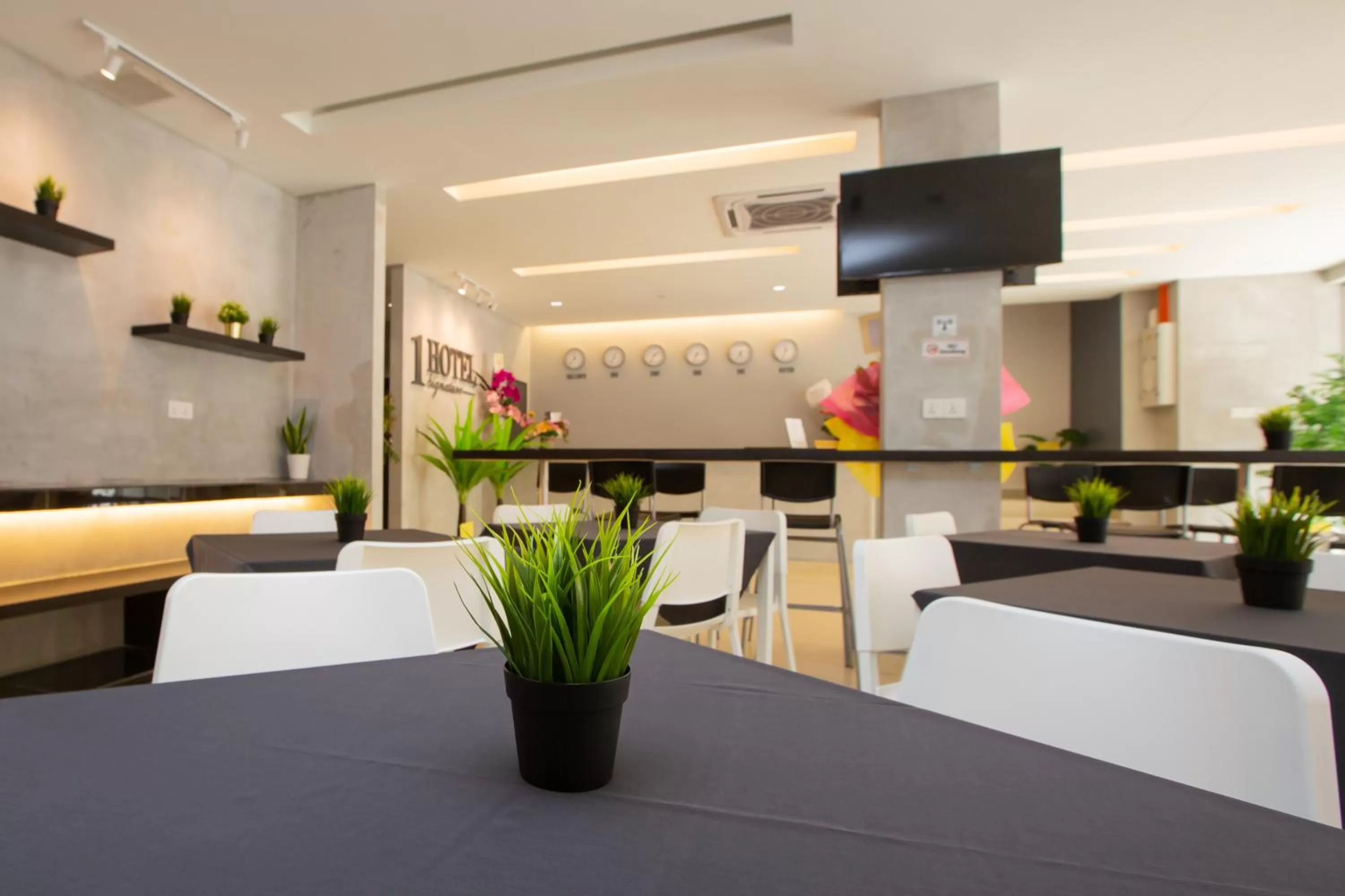 Lobby or reception in 1 Hotel Signature