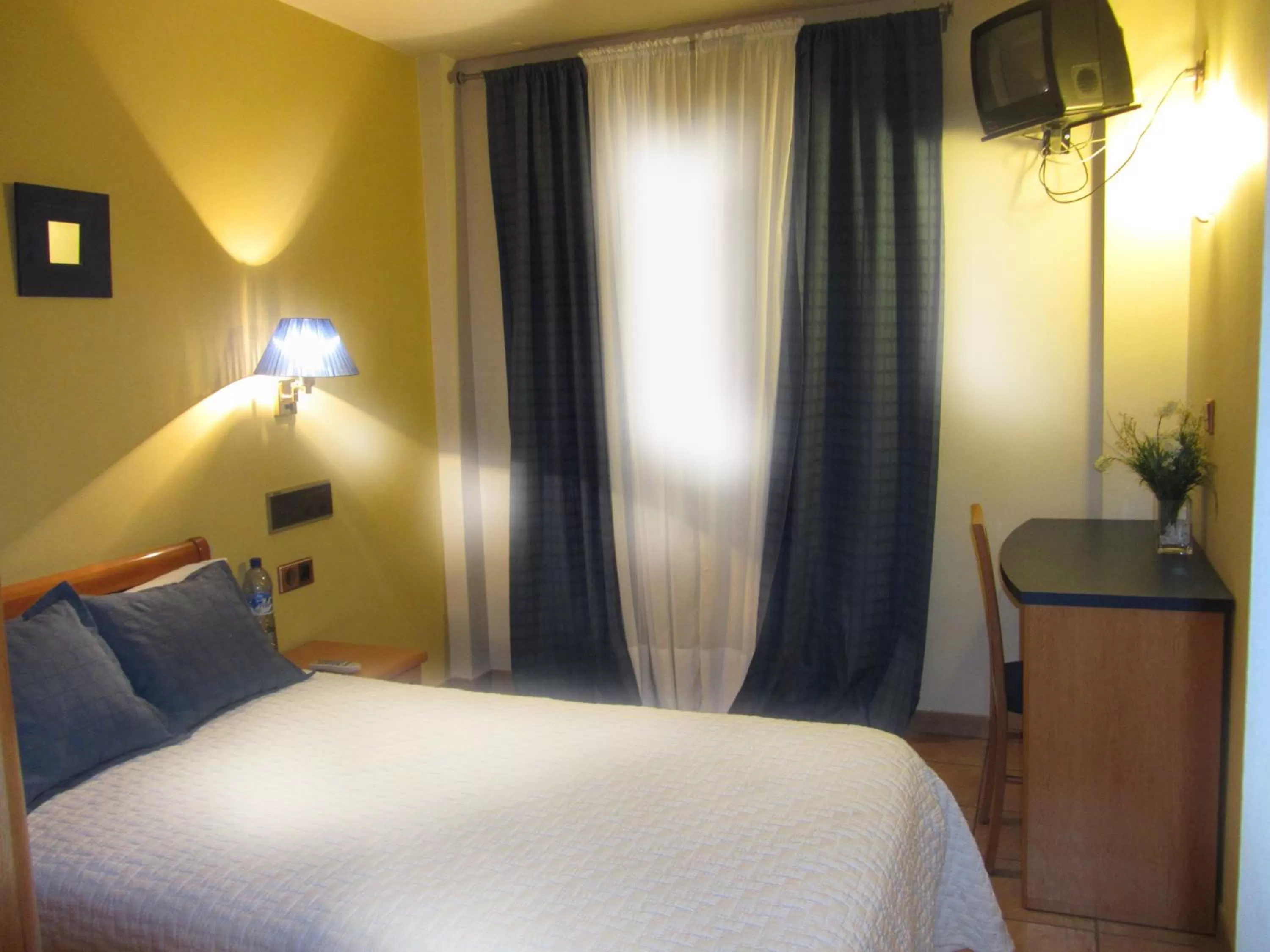 Photo of the whole room in Hotel Villa de Utrillas