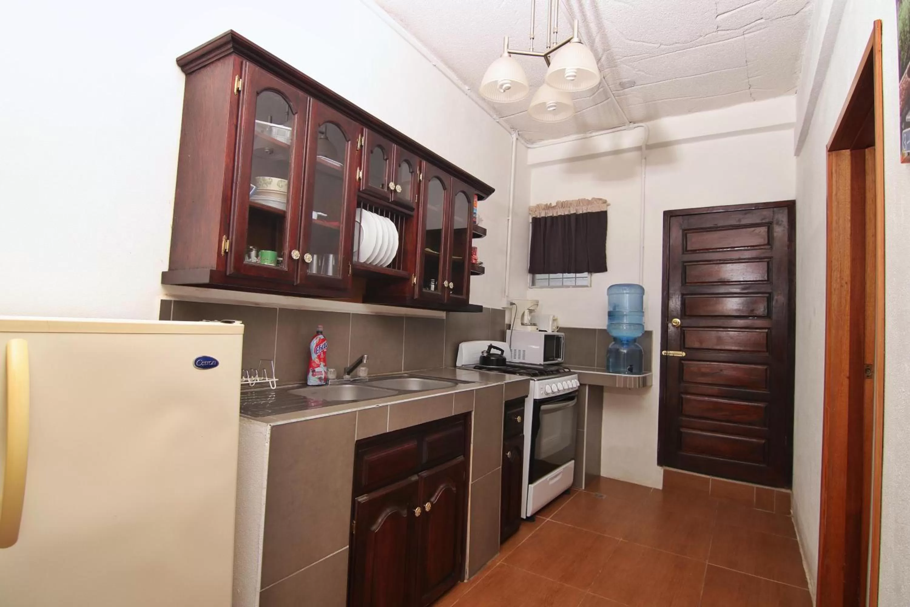 Kitchen or kitchenette, Kitchen/Kitchenette in Rainforest Haven Inn