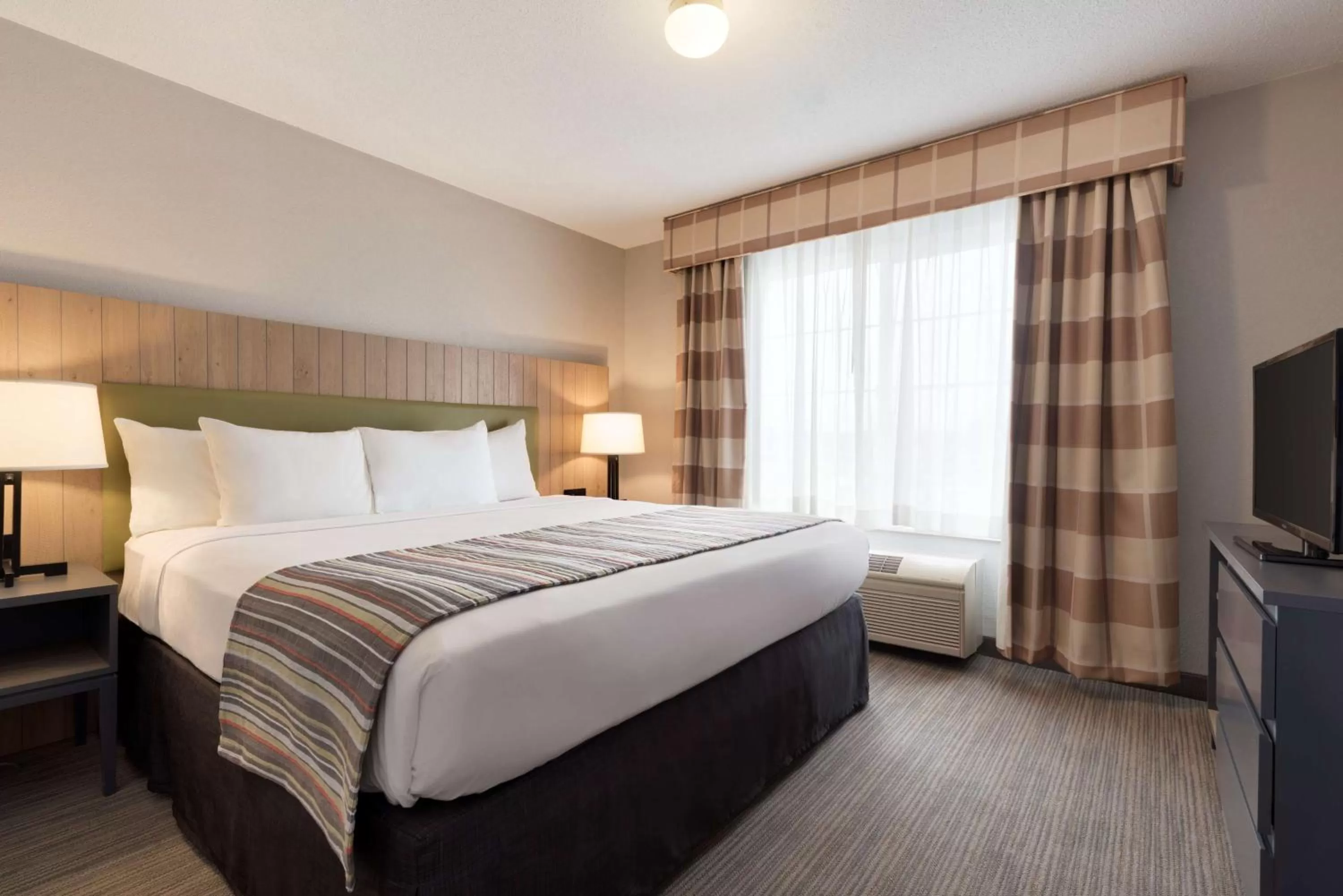 Photo of the whole room, Bed in Country Inn & Suites by Radisson, Minneapolis-Shakopee