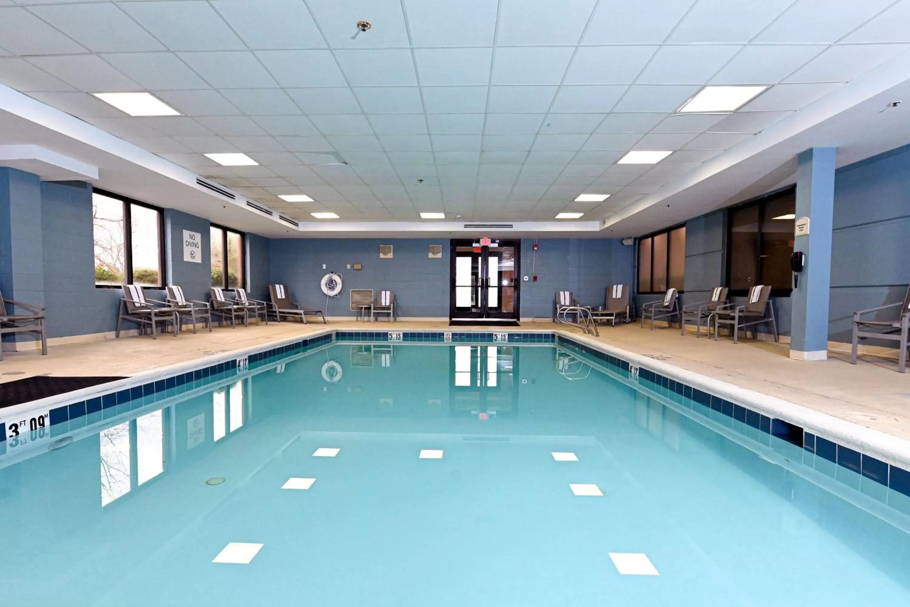 Swimming pool in Holiday Inn Express Richmond Airport by IHG